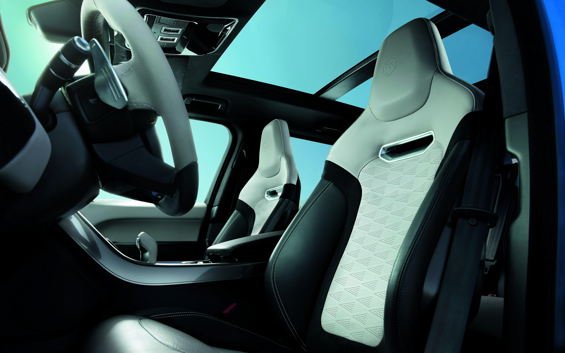 スライディングパノラミックルーフを装備