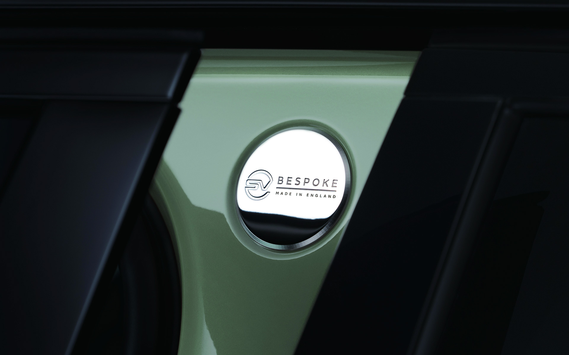 Bピラーには「SV BESPOKE」のエンブレムが配される