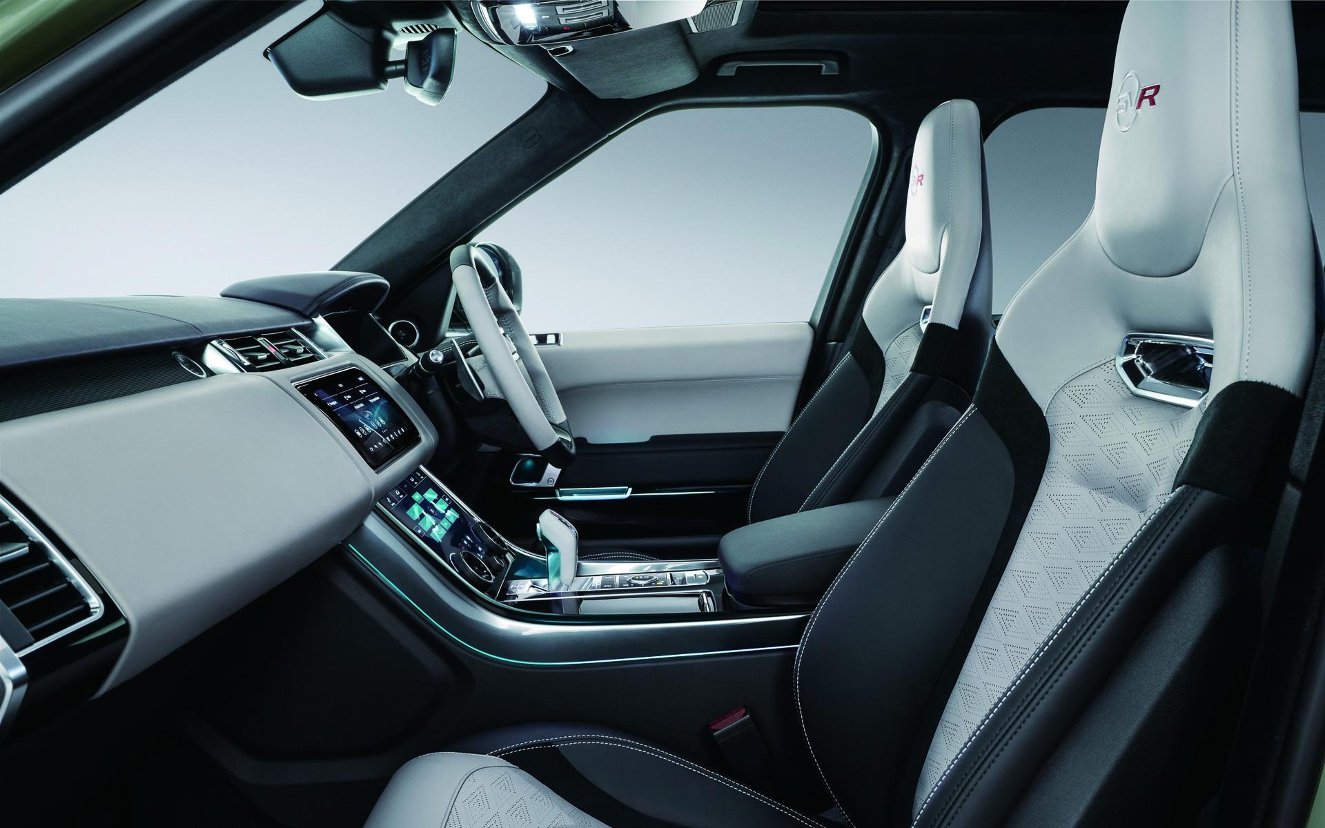 エボニー＆シーラスのツートン仕立ての内装