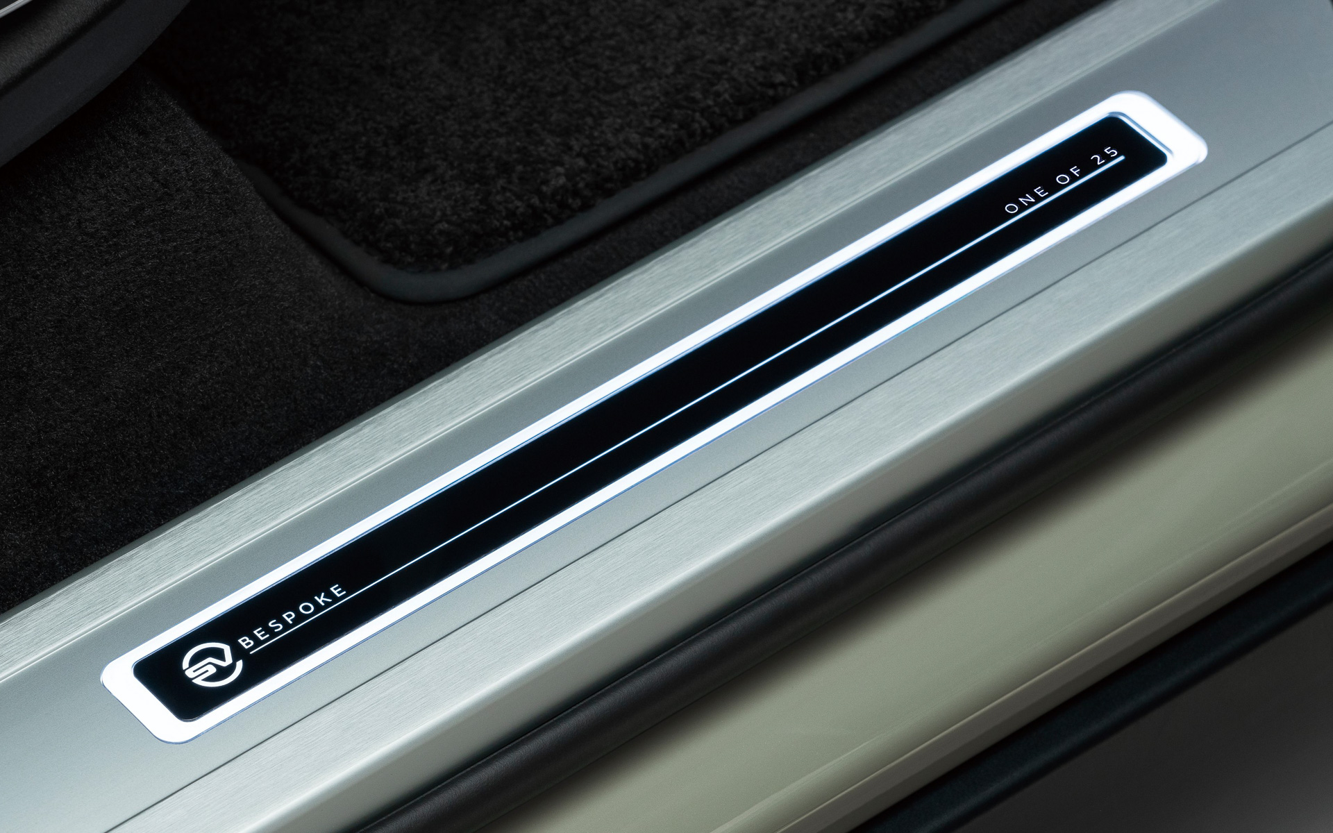 「ONE OF 25」のディスクリプションを配したイルミネーション機能付きメタルトレッドプレート