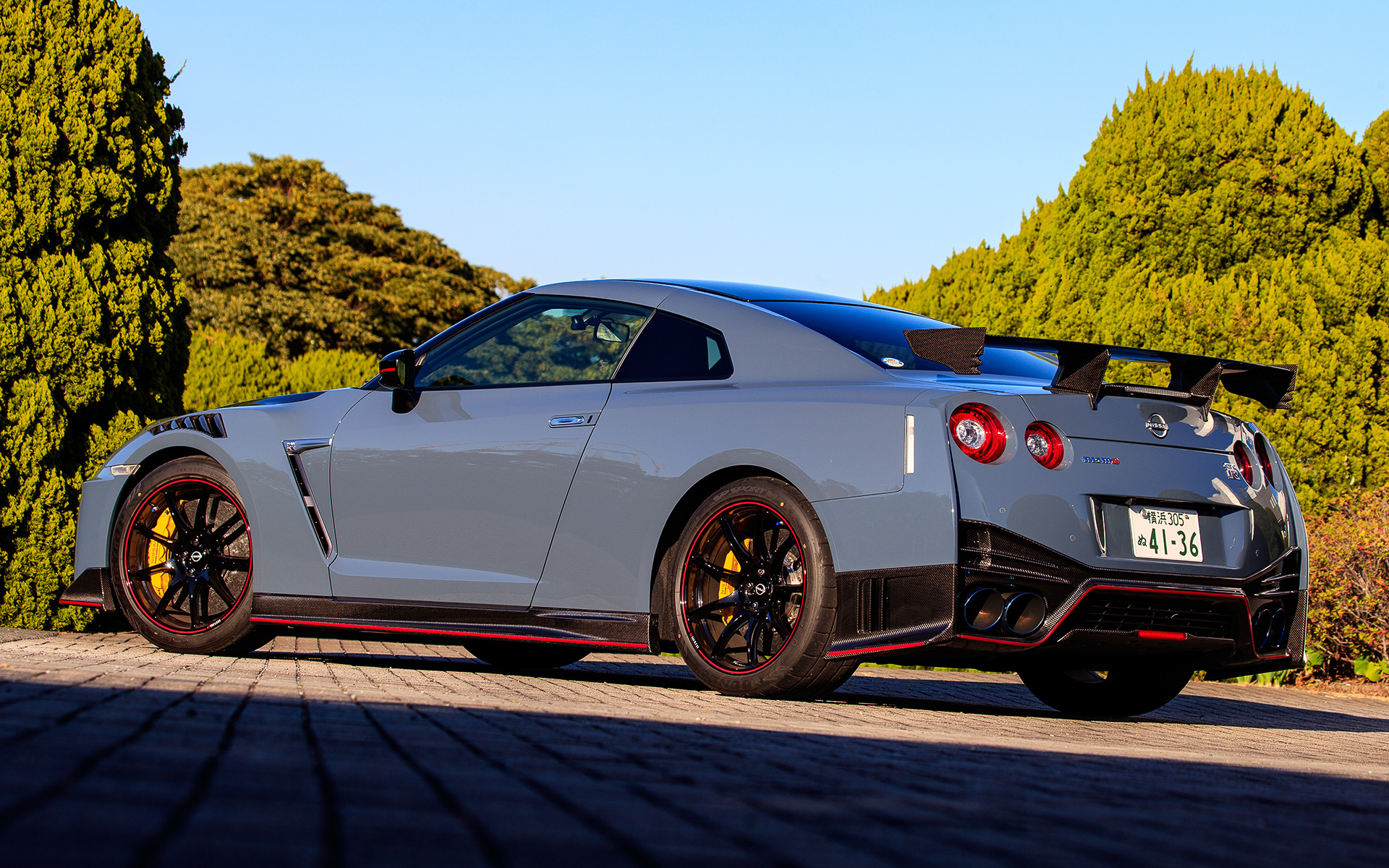 今回試乗したのは2021年4月に先行公開した「GT-R NISMO」2022年モデルのうち、特別仕様車の「GT-R NISMO Special edition」(2464万円)。2021年8月に価格のアナウンスが行なわれたが、先行公開から約3か月間で予約注文台数が予定の販売数を超えたため価格発表の段階ですでにオーダー受付を終了していたという異例のモデル。ボディカラーはNISMO専用新色の「NISMOステルスグレー」で、ボディサイズは4690×1895×1370mm(全長×全幅×全高)、ホイールベースは2780mm。車両重量は1720kg