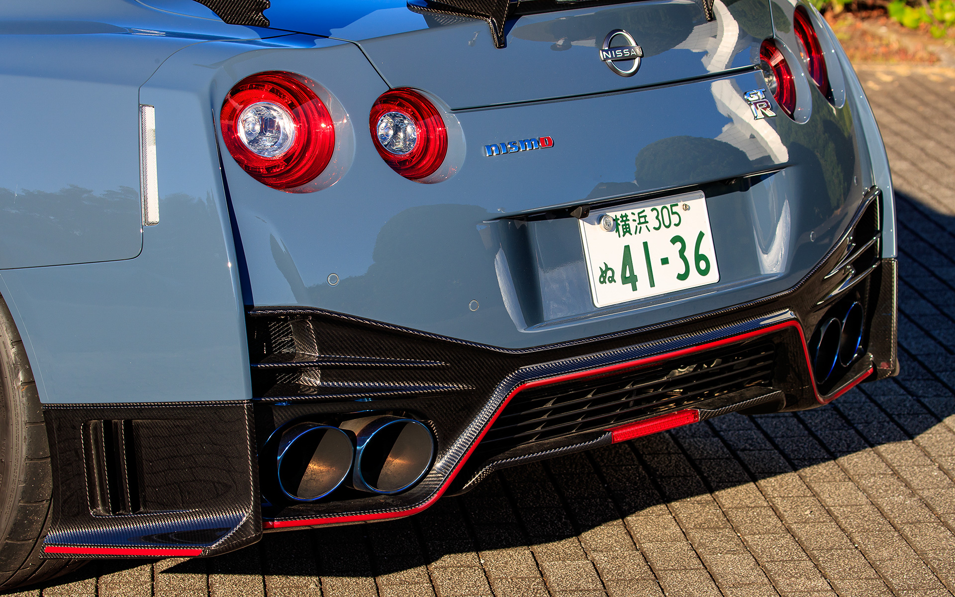 Special editionの外観では、クリア塗装を施したNISMO専用カーボン製エンジンフード（NACAダクト付）を採用するとともに、20インチの専用レイズ製アルミ鍛造ホイール（フロント20×10J、リア20×10.5J）にはレッドリム加飾が施された。タイヤはダンロップのランフラット「SP SPORT MAXX GT 600 DSST」で、サイズはフロントが255/40ZRF20、リアが285/35ZRF20。そのほかフロントバンパー、フロントフェンダー、トランクリッド、リアバンパー、リアスポイラーなどもNISMO専用カーボン製となる