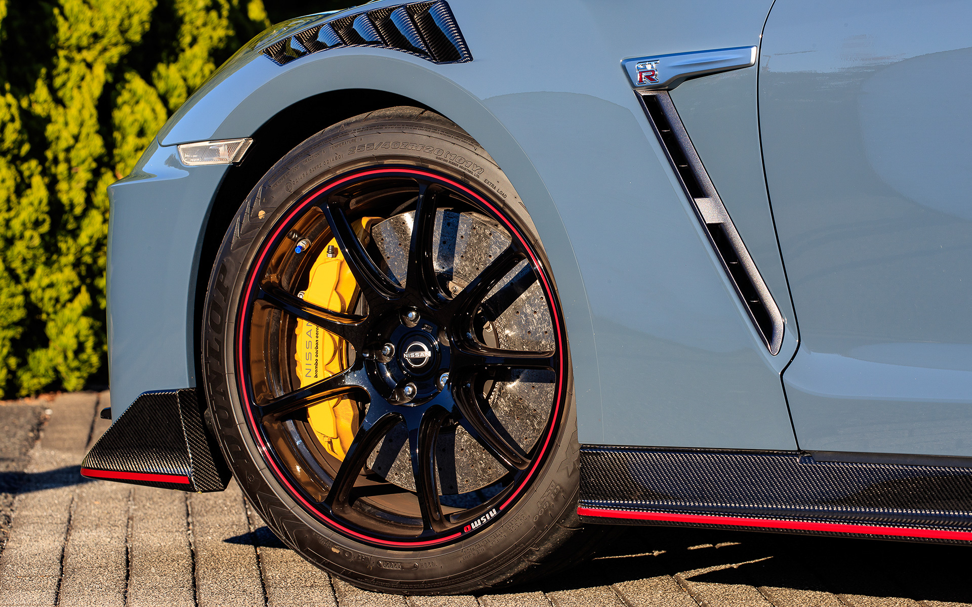 Special editionの外観では、クリア塗装を施したNISMO専用カーボン製エンジンフード(NACAダクト付)を採用するとともに、20インチの専用レイズ製アルミ鍛造ホイール(フロント20×10J、リア20×10.5J)にはレッドリム加飾が施された。タイヤはダンロップのランフラット「SP SPORT MAXX GT 600 DSST」で、サイズはフロントが255/40ZRF20、リアが285/35ZRF20。そのほかフロントバンパー、フロントフェンダー、トランクリッド、リアバンパー、リアスポイラーなどもNISMO専用カーボン製となる