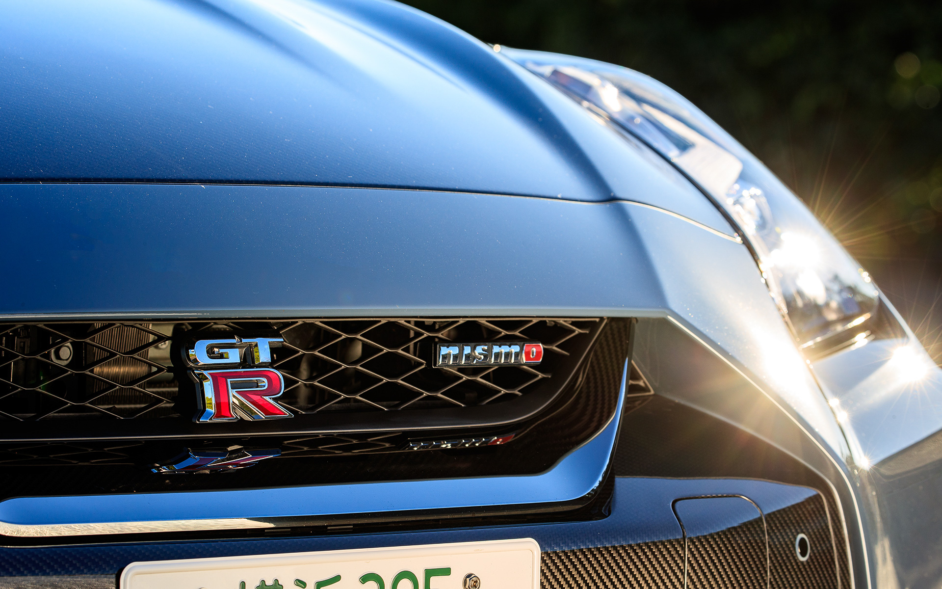 Special editionの外観では、クリア塗装を施したNISMO専用カーボン製エンジンフード(NACAダクト付)を採用するとともに、20インチの専用レイズ製アルミ鍛造ホイール(フロント20×10J、リア20×10.5J)にはレッドリム加飾が施された。タイヤはダンロップのランフラット「SP SPORT MAXX GT 600 DSST」で、サイズはフロントが255/40ZRF20、リアが285/35ZRF20。そのほかフロントバンパー、フロントフェンダー、トランクリッド、リアバンパー、リアスポイラーなどもNISMO専用カーボン製となる