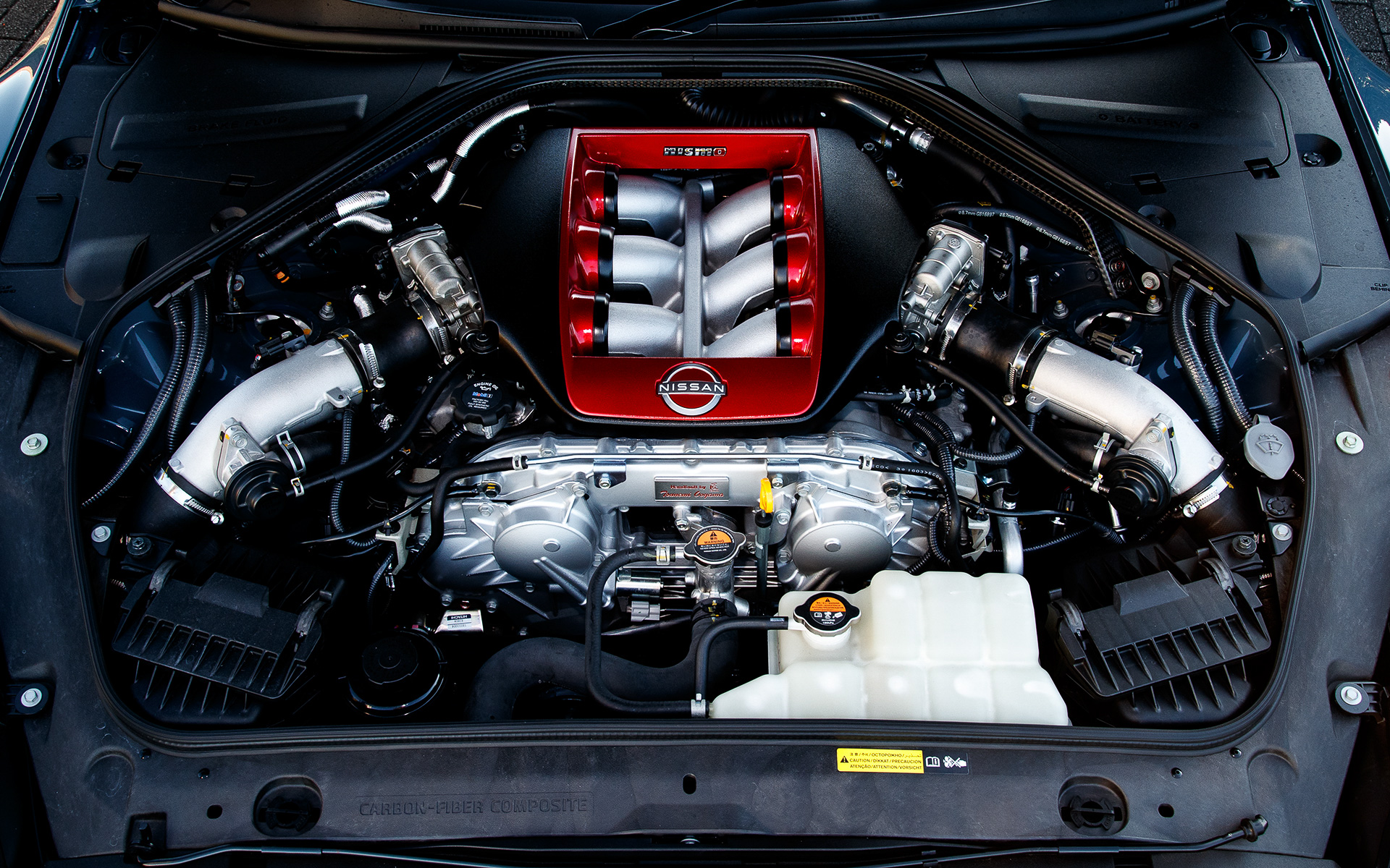 GT-R NISMOが搭載するV型6気筒DOHC 3.8リッターツインターボ「VR38DETT」型エンジンは最高出力441kW(600PS)/6800rpm、最大トルク652Nm(66.5kgfm)/3600-5600rpmを発生。エンジンの最高出力は2020年モデルから変わらないものの、ピストンリング、コンロッド、クランクシャフト、フライホイール、クランクプーリー、バルブスプリング(吸気)、バルブスプリング(排気)に高精度重量バランスエンジン部品を採用。さらに手組みの証として完成したエンジンに貼り付けられる「匠」のネームプレートも専用カラーが与えられる