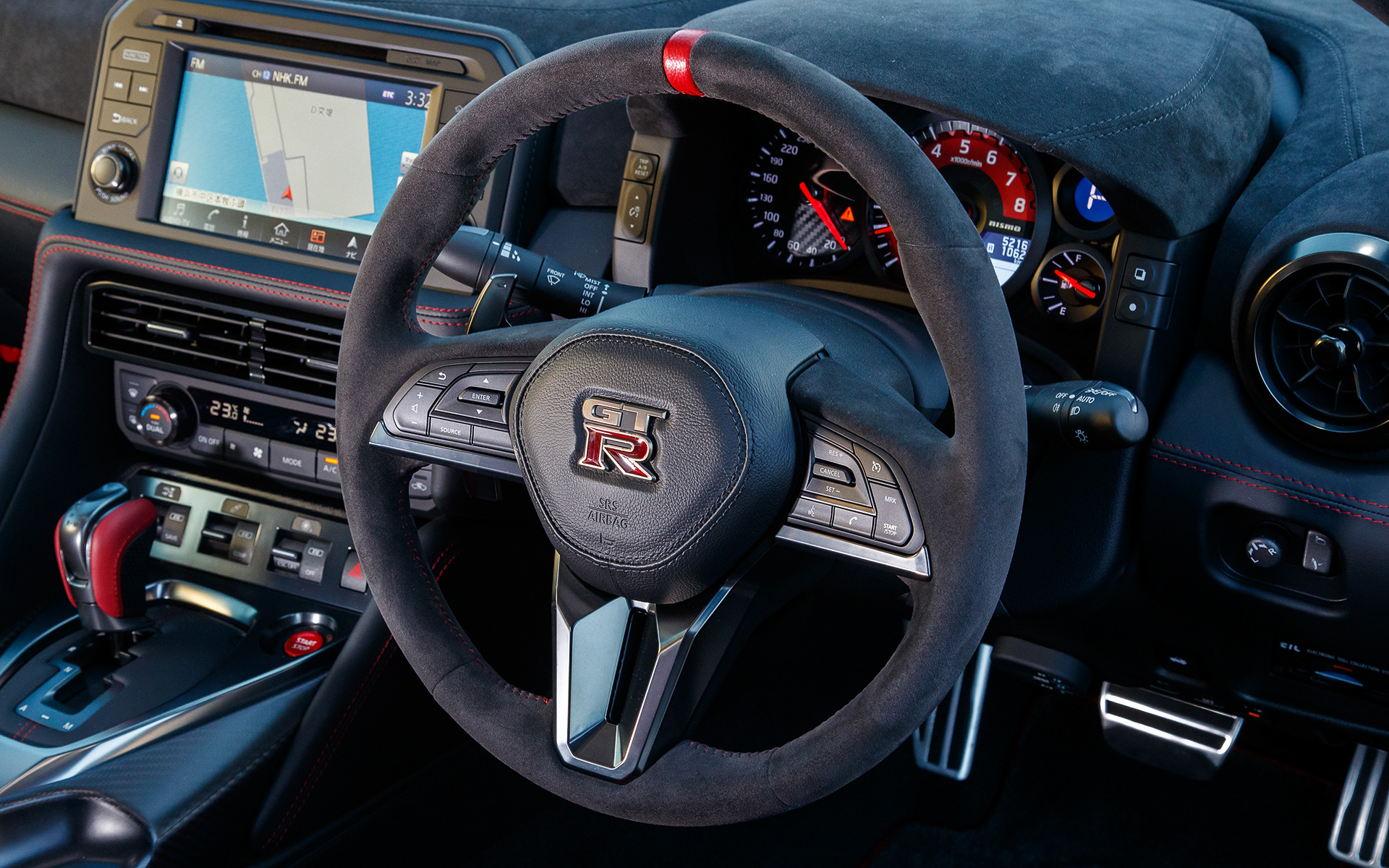 GT-R NISMOに与えられる専用のレカロ製カーボンバックバケットシートは、2019年モデル以前の肩をサポートする構造から上半身全体を安定して支持する構造に変更し、ホールド性を向上。そのほかにもNISMO専用カーボン調コンビメーターやアルカンターラ巻ステアリング、ディンプル付本革巻シフトノブ（ブラック/レッド）なども装備される