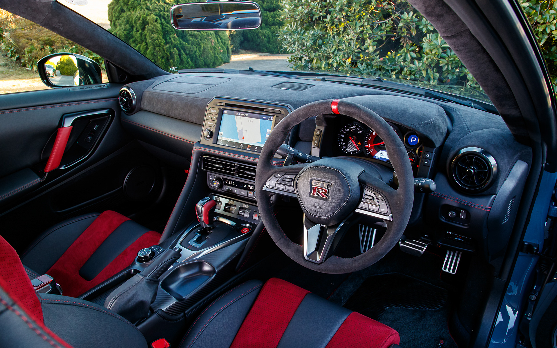 GT-R NISMOに与えられる専用のレカロ製カーボンバックバケットシートは、2019年モデル以前の肩をサポートする構造から上半身全体を安定して支持する構造に変更し、ホールド性を向上。そのほかにもNISMO専用カーボン調コンビメーターやアルカンターラ巻ステアリング、ディンプル付本革巻シフトノブ（ブラック/レッド）なども装備される