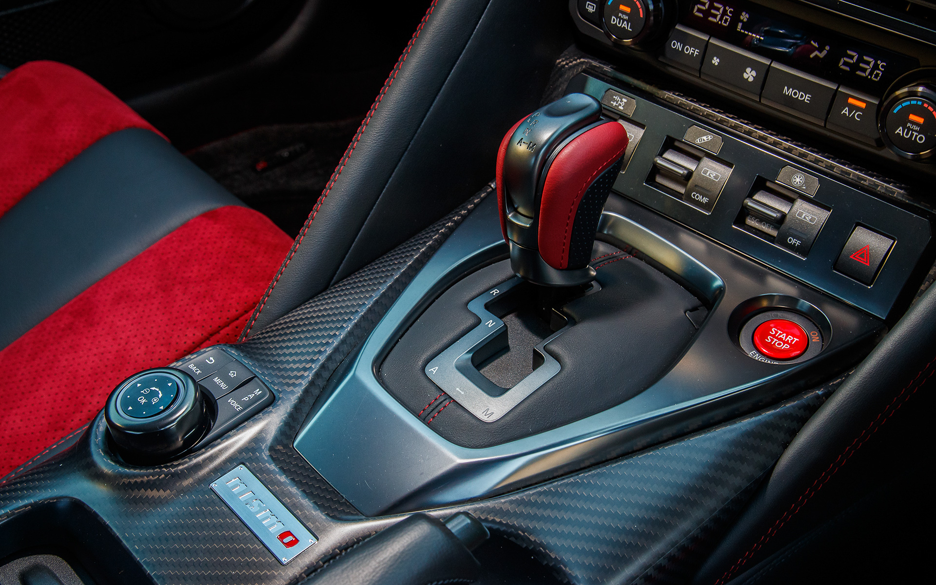 GT-R NISMOに与えられる専用のレカロ製カーボンバックバケットシートは、2019年モデル以前の肩をサポートする構造から上半身全体を安定して支持する構造に変更し、ホールド性を向上。そのほかにもNISMO専用カーボン調コンビメーターやアルカンターラ巻ステアリング、ディンプル付本革巻シフトノブ（ブラック/レッド）なども装備される
