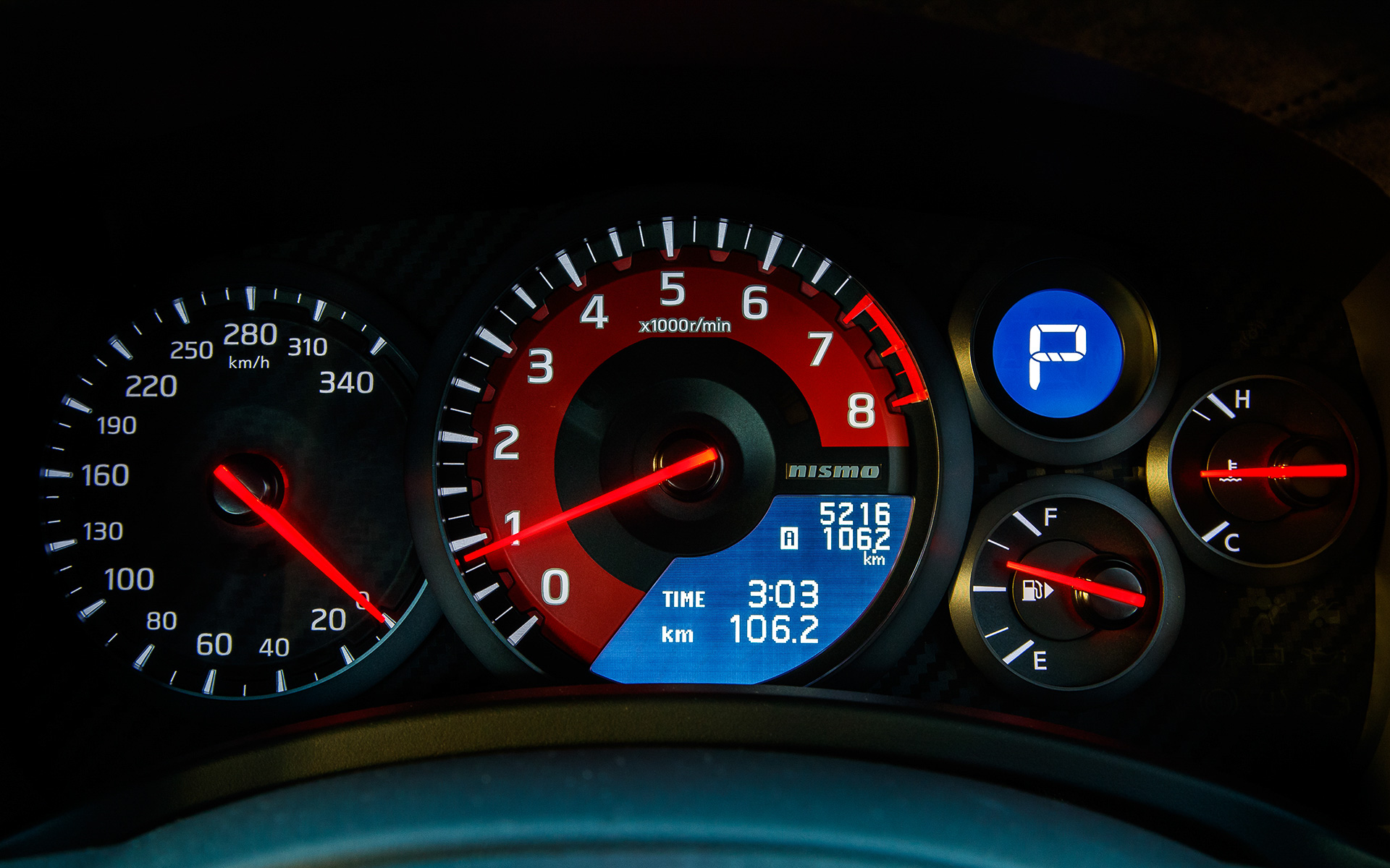 GT-R NISMOに与えられる専用のレカロ製カーボンバックバケットシートは、2019年モデル以前の肩をサポートする構造から上半身全体を安定して支持する構造に変更し、ホールド性を向上。そのほかにもNISMO専用カーボン調コンビメーターやアルカンターラ巻ステアリング、ディンプル付本革巻シフトノブ（ブラック/レッド）なども装備される