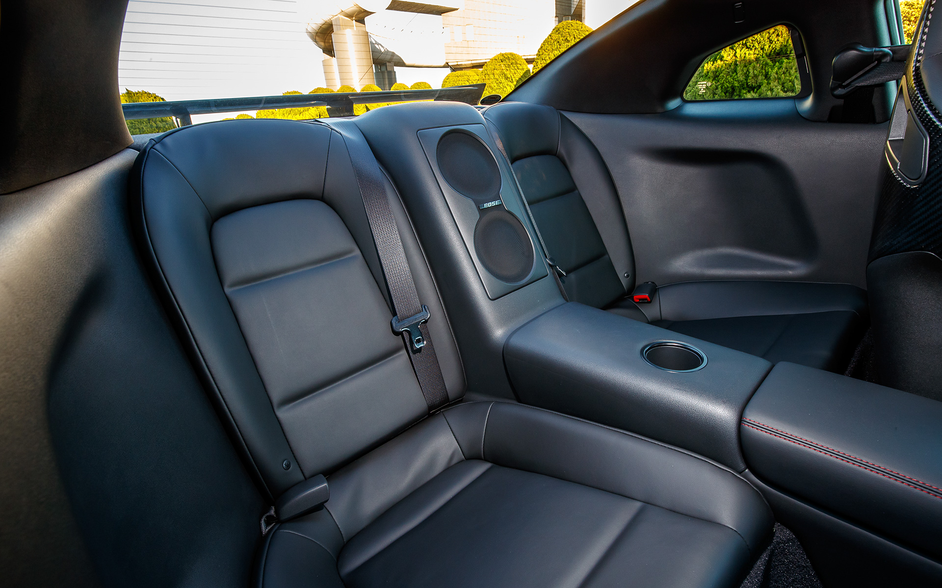 GT-R NISMOに与えられる専用のレカロ製カーボンバックバケットシートは、2019年モデル以前の肩をサポートする構造から上半身全体を安定して支持する構造に変更し、ホールド性を向上。そのほかにもNISMO専用カーボン調コンビメーターやアルカンターラ巻ステアリング、ディンプル付本革巻シフトノブ（ブラック/レッド）なども装備される