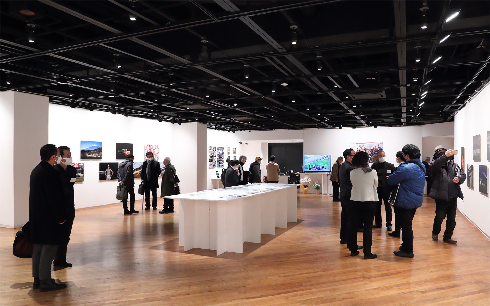 今回は従来行なっていたパーティを取りやめ内覧会という形で関係者に先行公開された