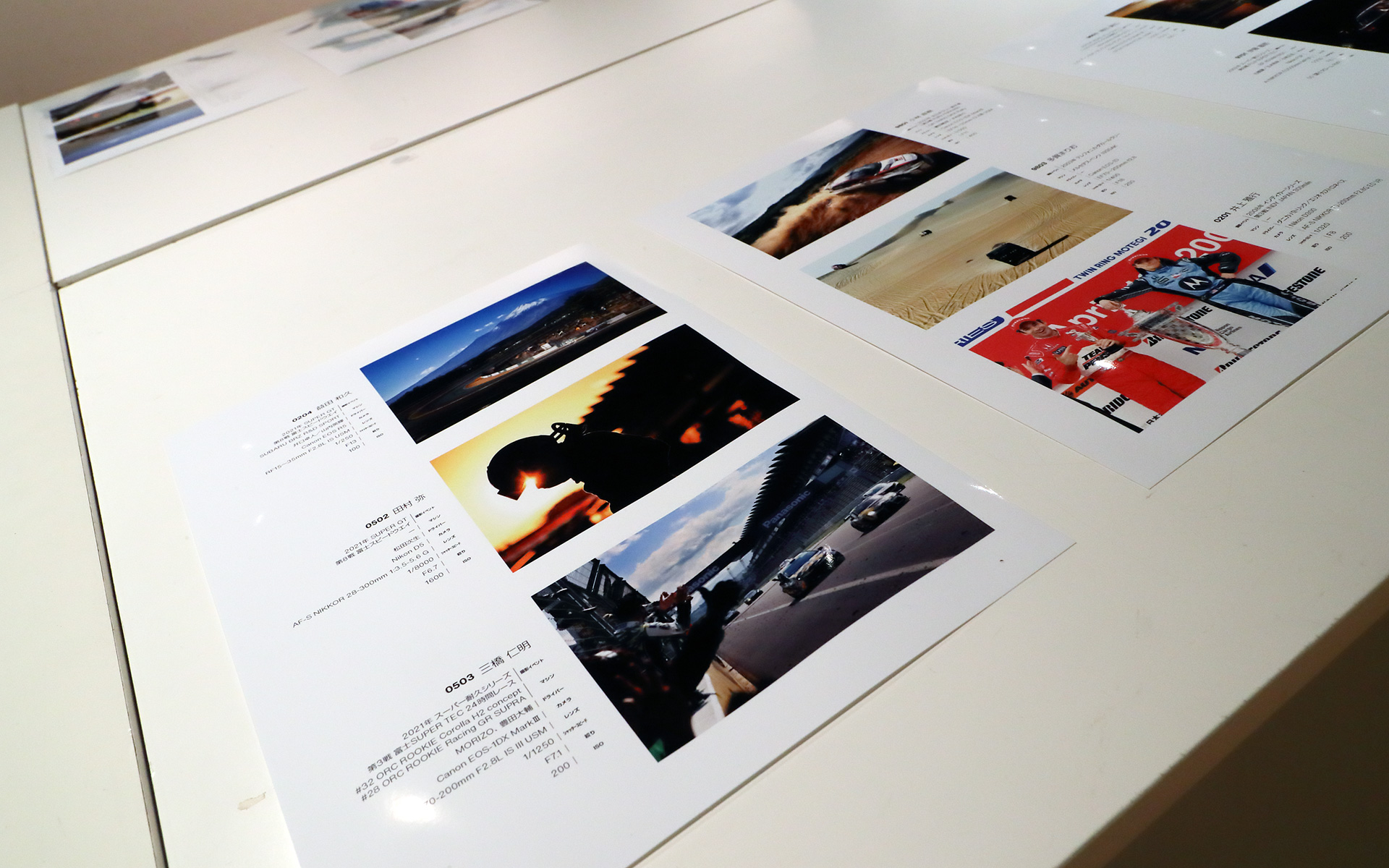 会場中央のテーブルには作品の撮影データが用意されている