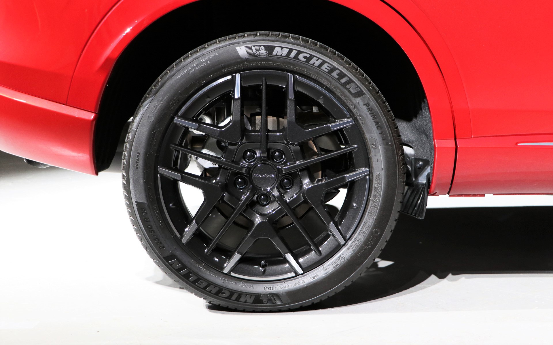 専用の18インチアルミホイールを装着。タイヤは標準車にもミシュランの「プライマシー4」が装着。別途、ヴェゼル標準車の開発主査へのインタビューで「乗り味を求めた結果、このタイヤになった」というコメントを聞いたことがあるが、その点をModulo Xの開発陣へ聞いたところ、「Modulo Xの狙いに対しても合っていたのでタイヤの銘柄変更はしなかった」とのことだった