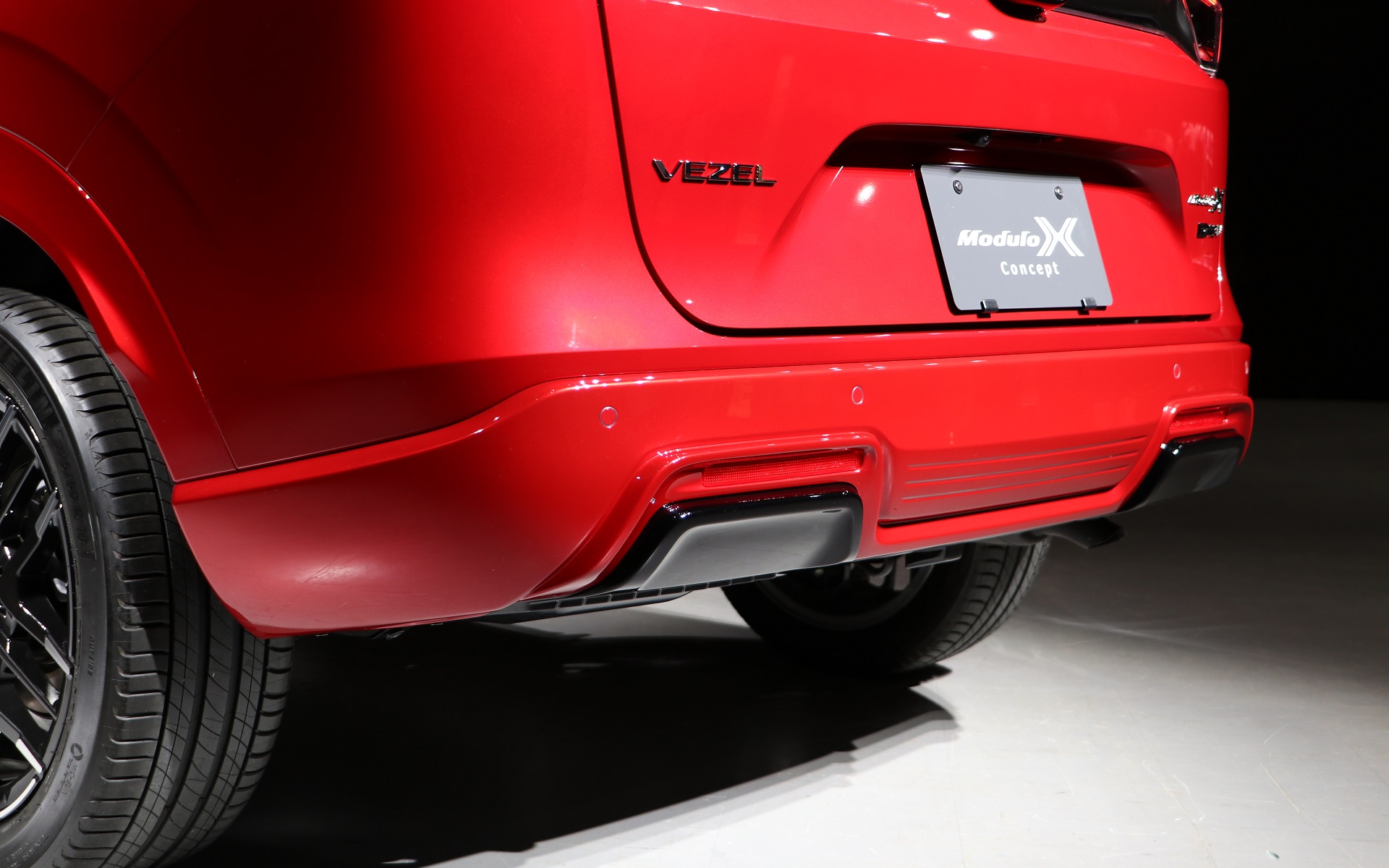 リアバンパー下部は素早く後方へと空気を導くディフューザー形状を採用