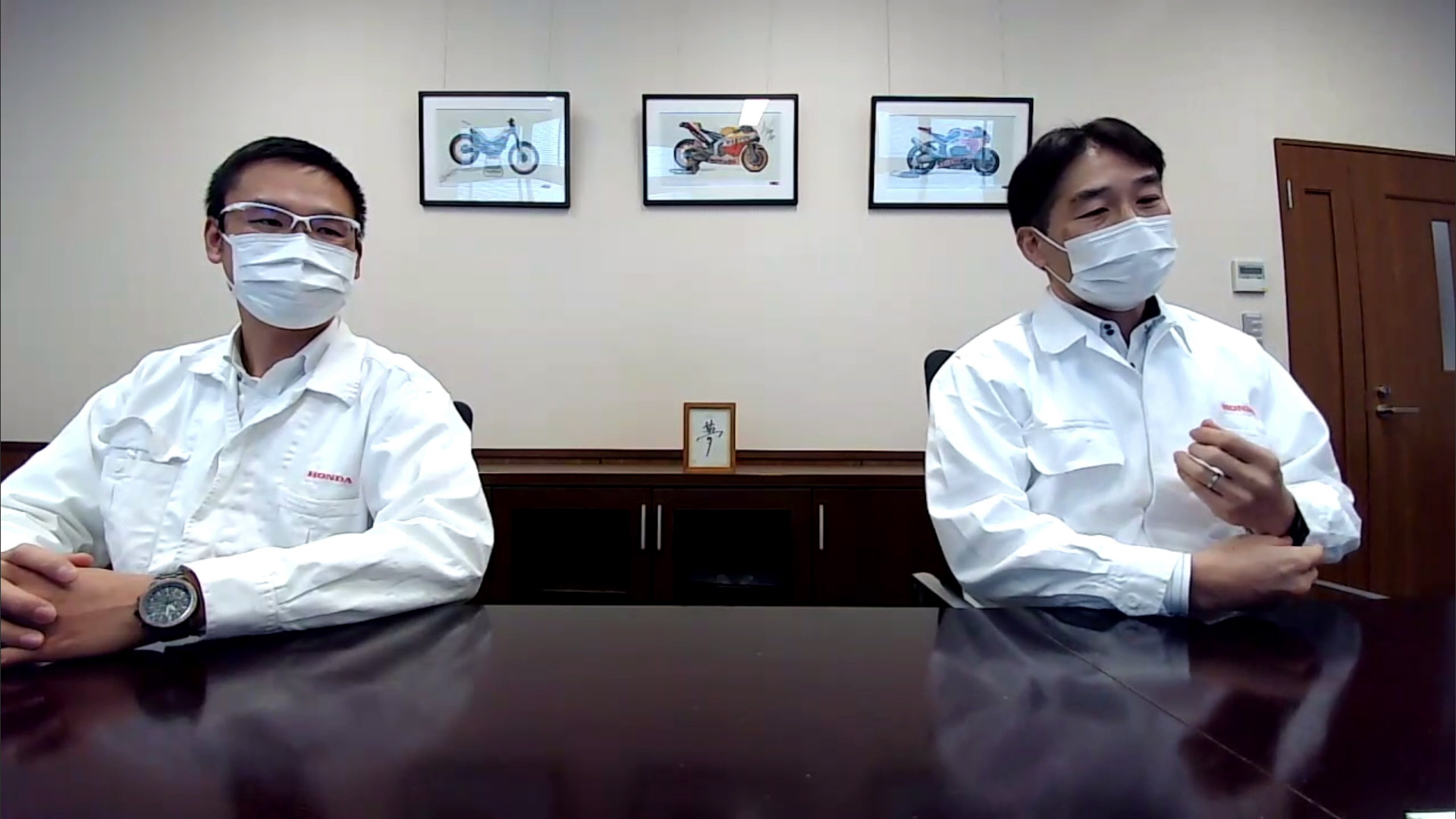 株式会社ホンダ・レーシング 開発室 RC213V 21YM開発責任者のチェン・ユーリャン（程 毓梁）氏（左）と、同社取締役 レース運営室長 桒田哲宏氏（右）