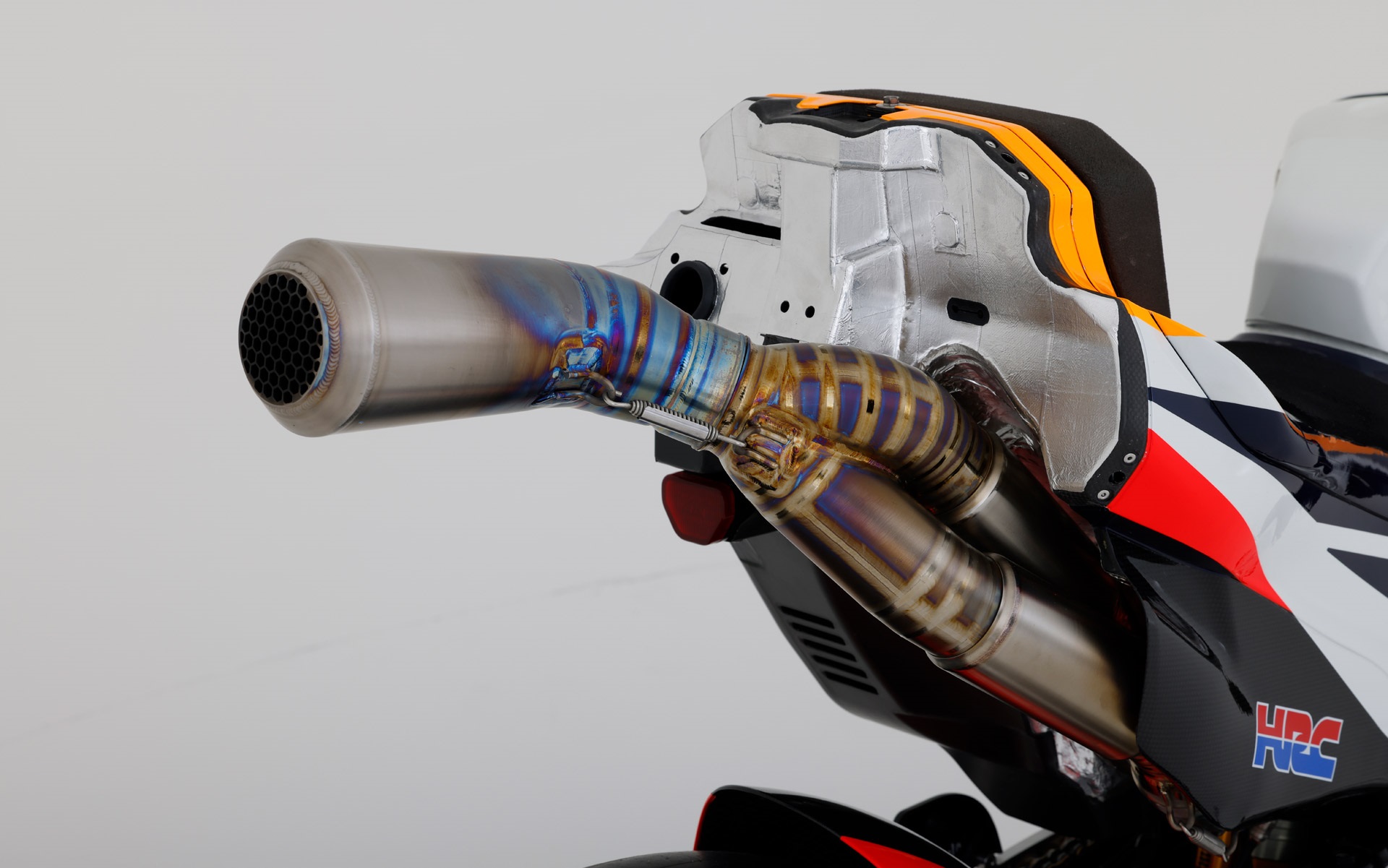 エンジン開発は凍結されていたため、2021年型での改善は車体側、吸排気や空力などにフォーカスしたという