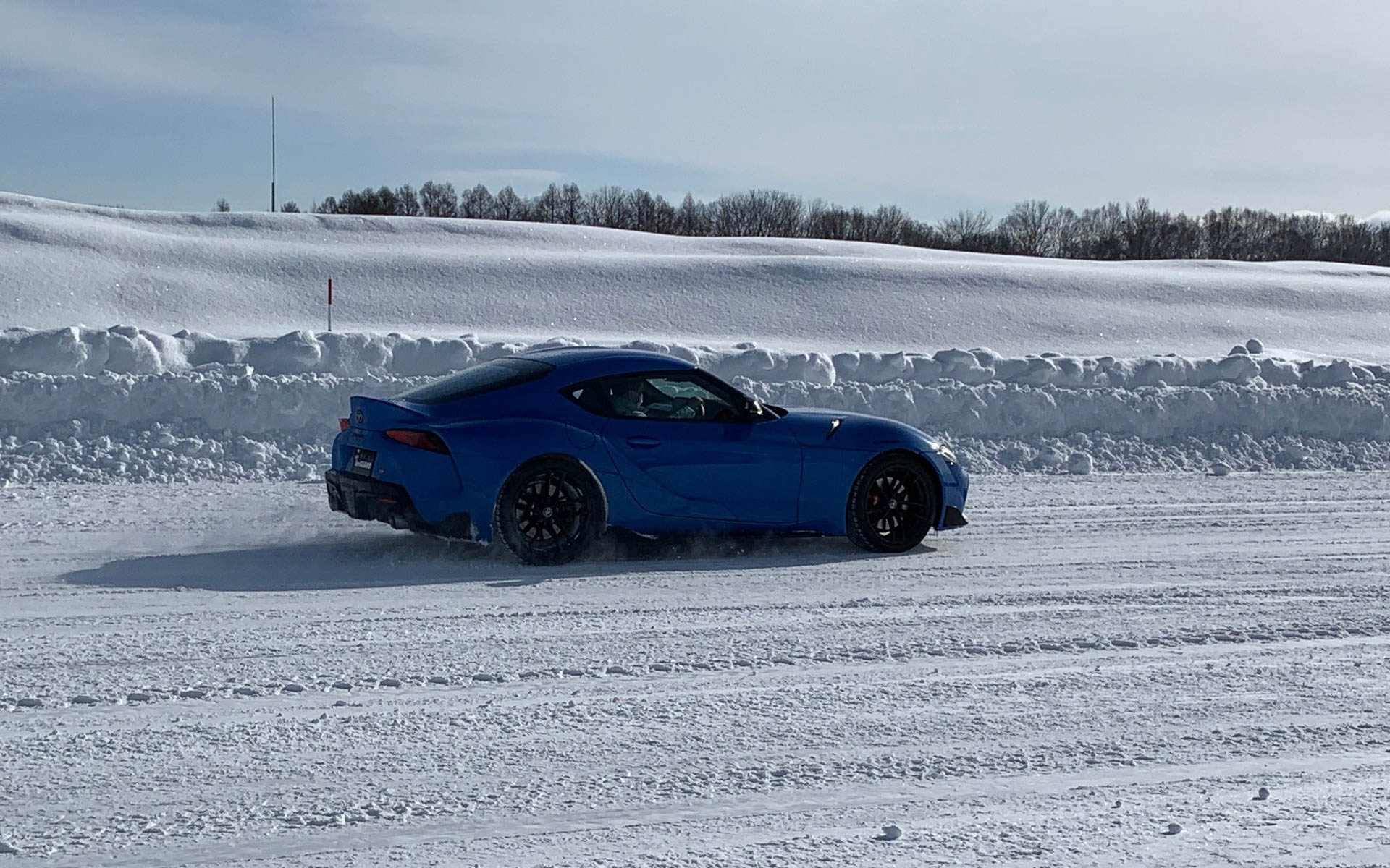 テストコースでiceGUARD 7を履いたスープラ。豪快でした