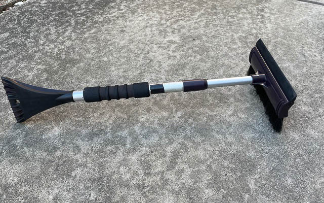 降雪にはなくてはならい雪かき用グッズ。冬になるとクルマに常備するようにしてます