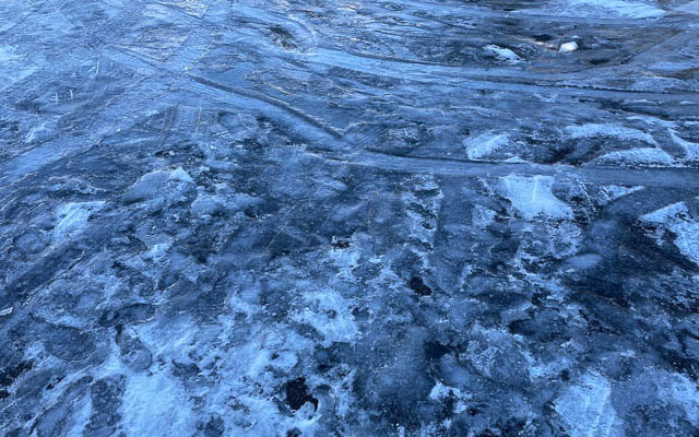 日が当たらない駐車場は二晩たってもこんな状態。バリバリで怖い