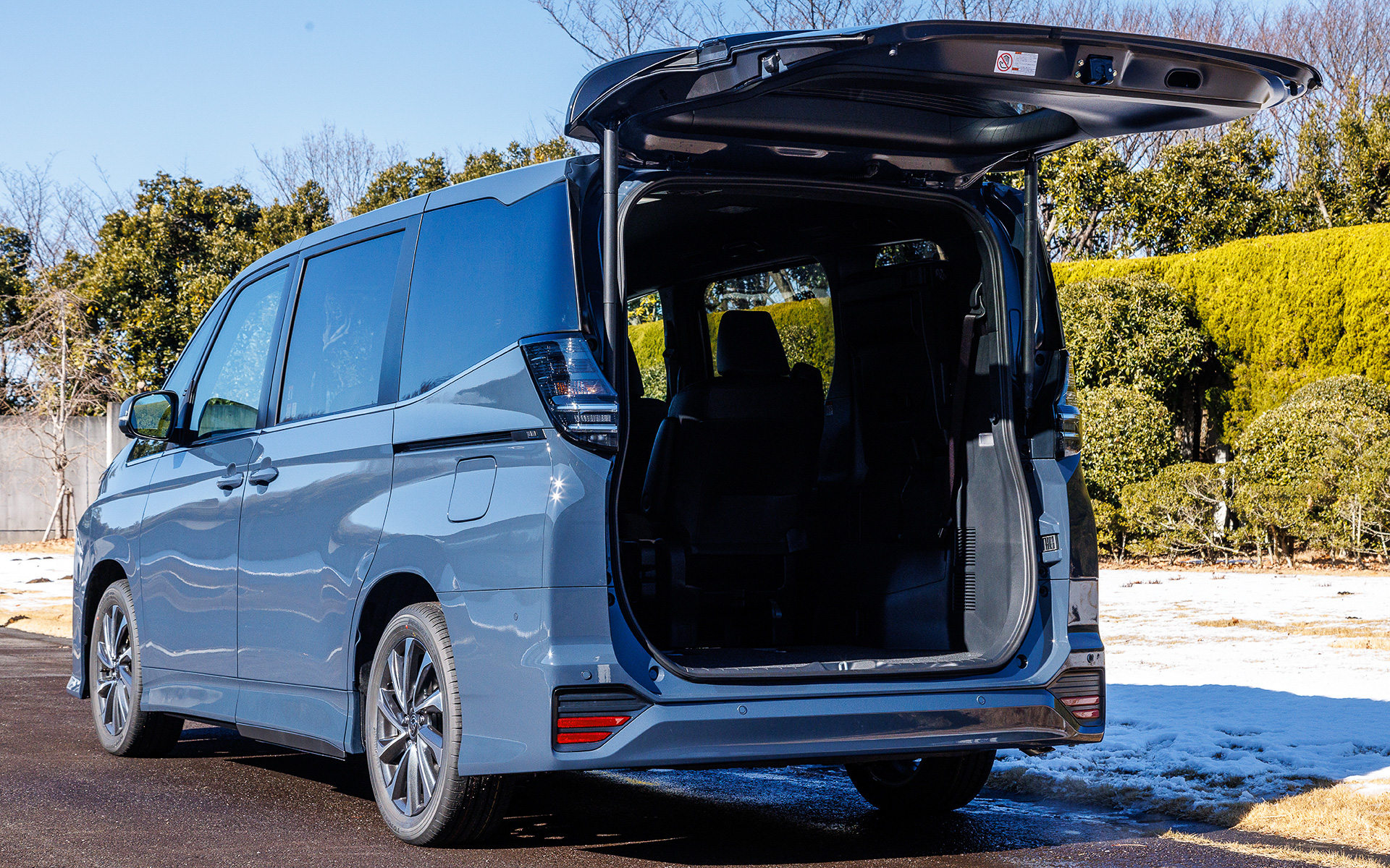 バックドアはルーフ部にヒンジがある跳ね上げ式