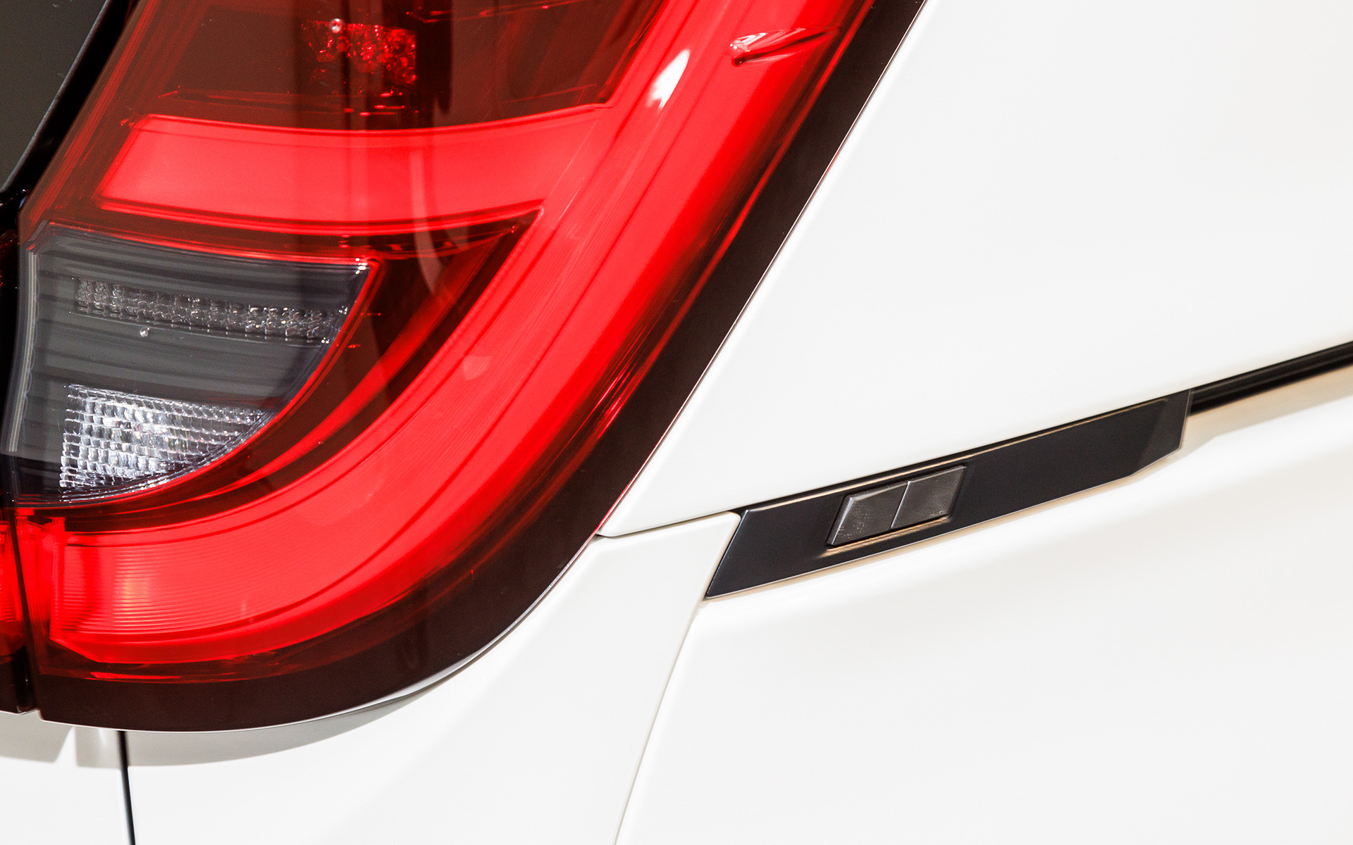 パワーバックドアの開閉スイッチ。車両後部にまわり込む必要がないのは使ってみるとかなり便利