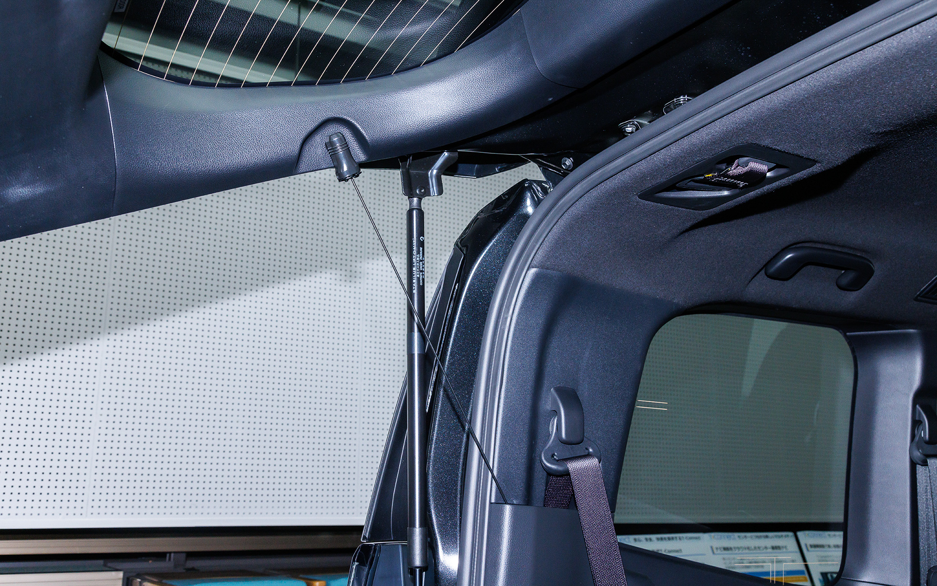 こちらは手動タイプ。リール式充電ケーブルのような構造で物理的にドアを支える。必要ない場合はドア側のキャッチからカンタンに取り外すことが可能