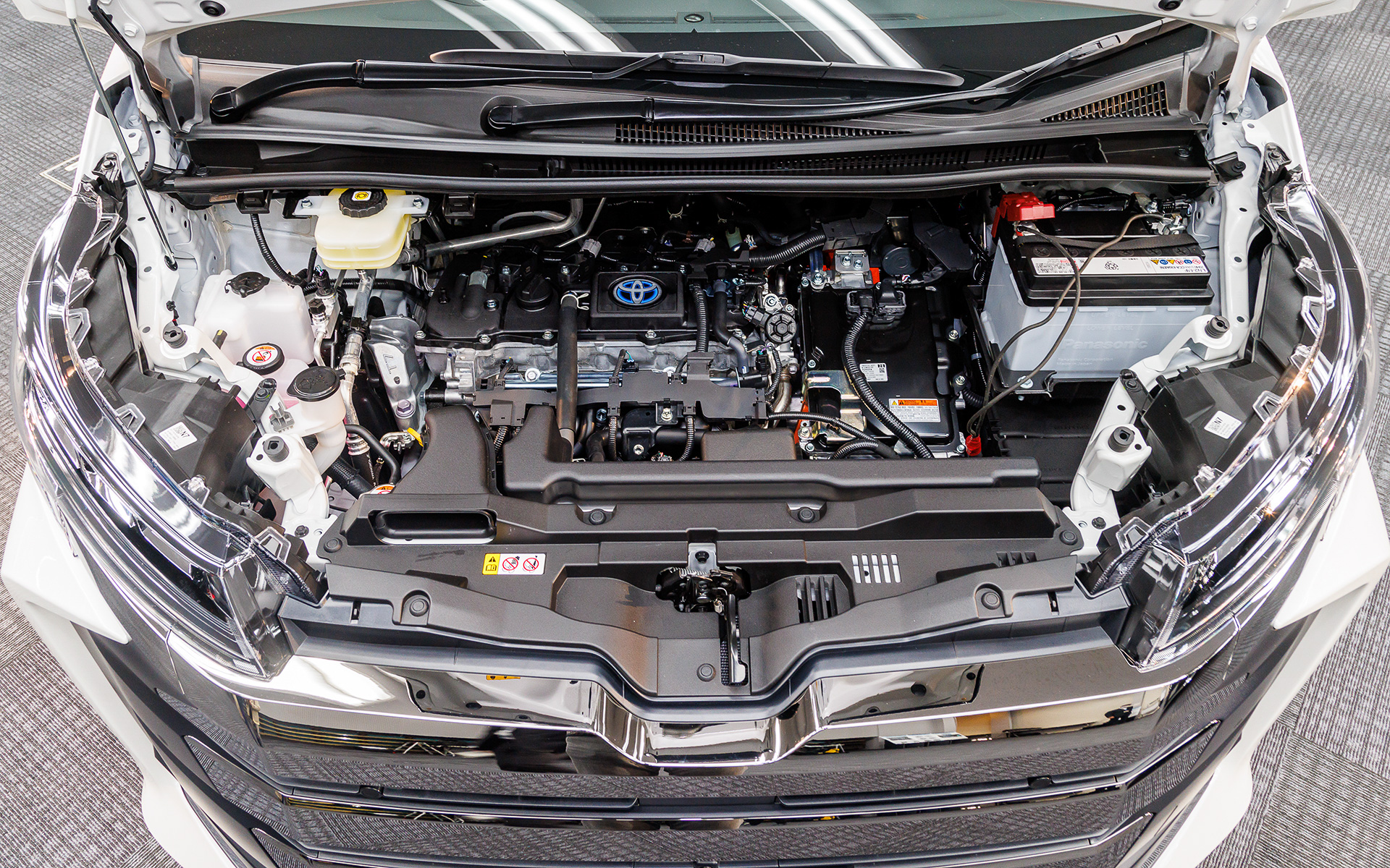 ハイブリッド車のエンジンルーム