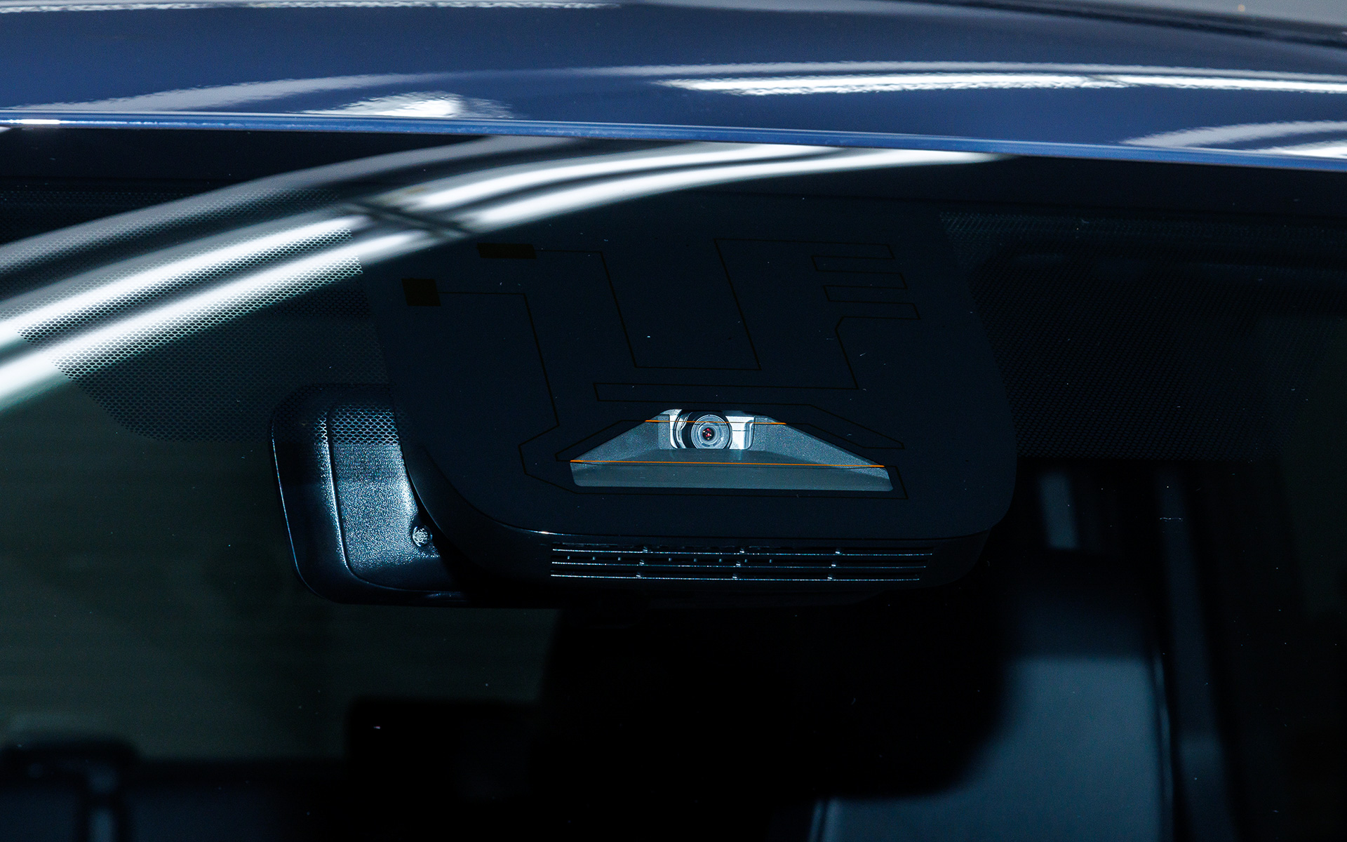 トヨタセーフティセンスは単眼カメラとレーダー、ソナーを組み合わせたシステム