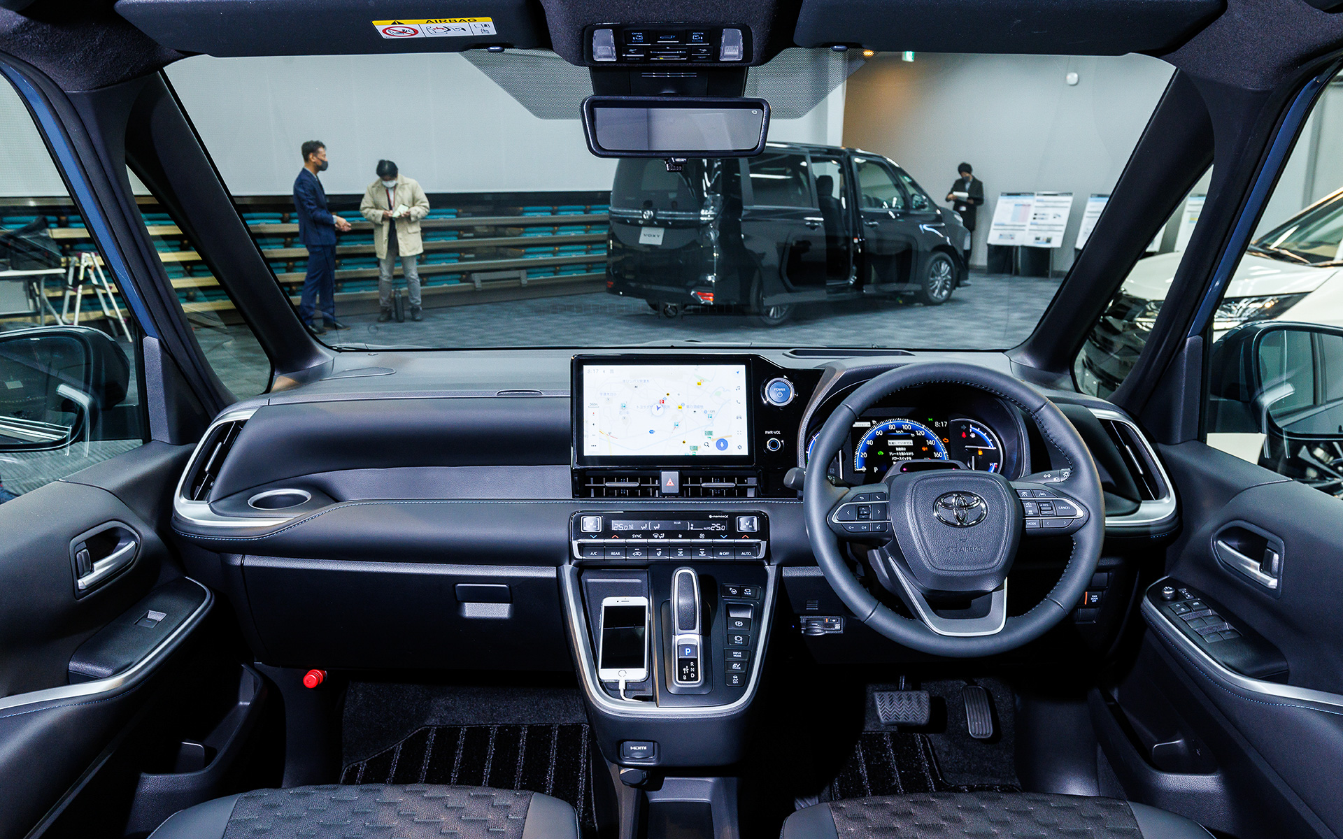 広々とした運転席まわり