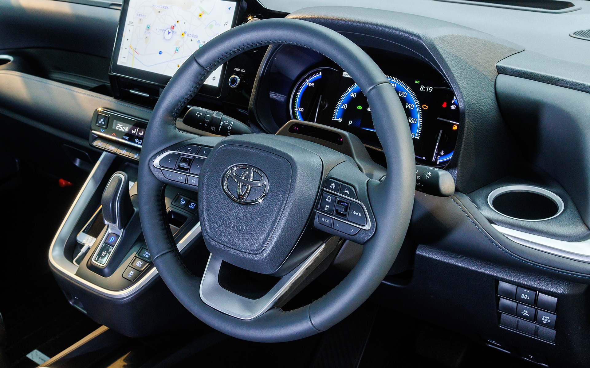 ベーシックモデルを除きステアリングは本革巻タイプ