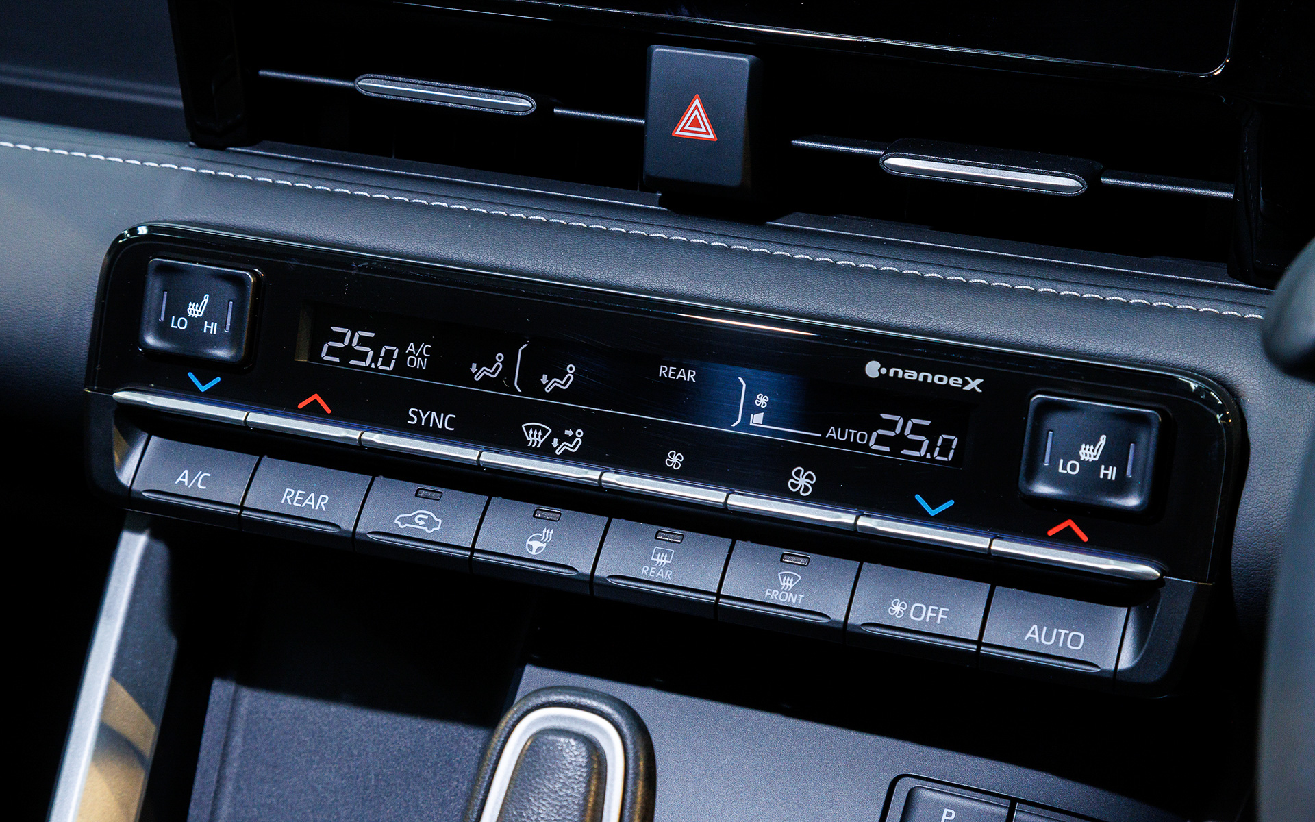 Z系グレードには左右独立温度コントロールエアコンとリアオートエアコンが標準