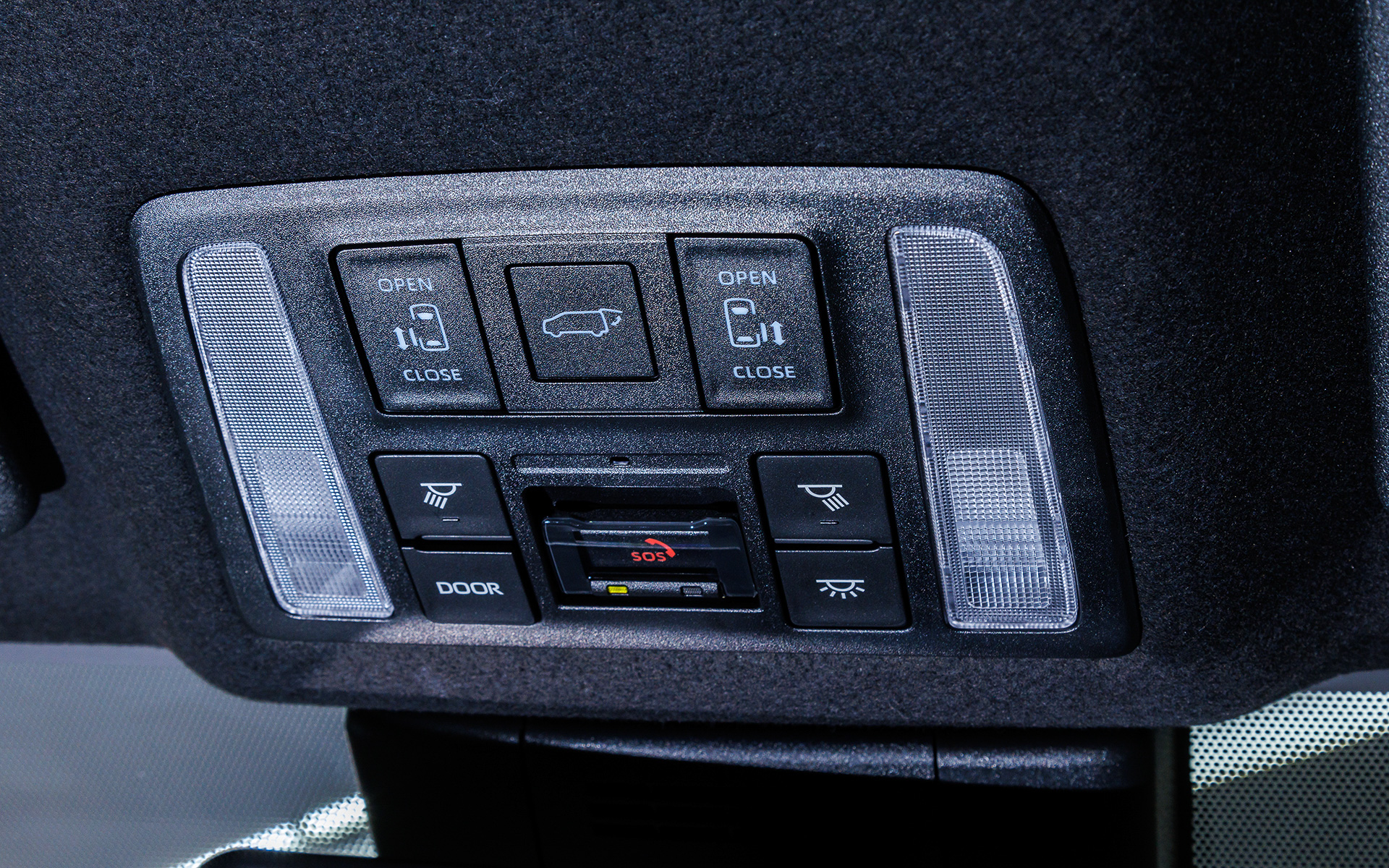 ルーフのスイッチパネル。マップランプのほかスライドドアやバックドアのスイッチを配置