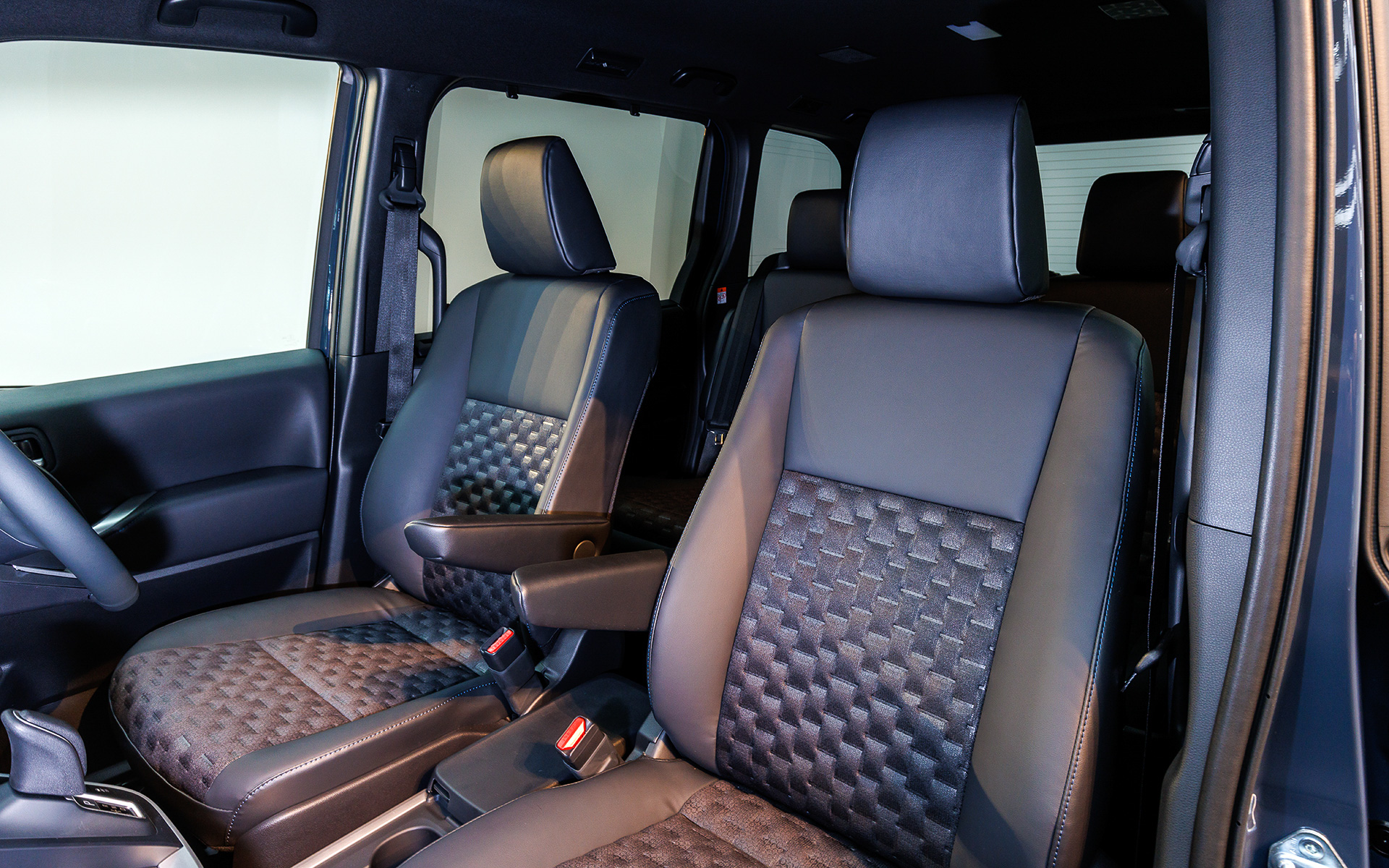 フロントシート。Z系グレードは合成皮革とファブリックのコンビネーション