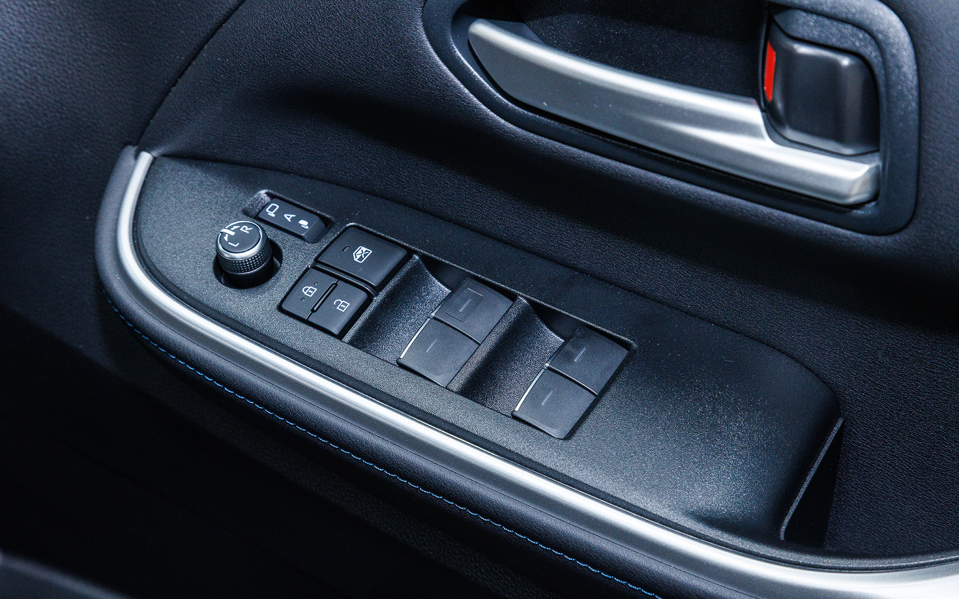 アームレストにはパワーウィンドウなどのスイッチ