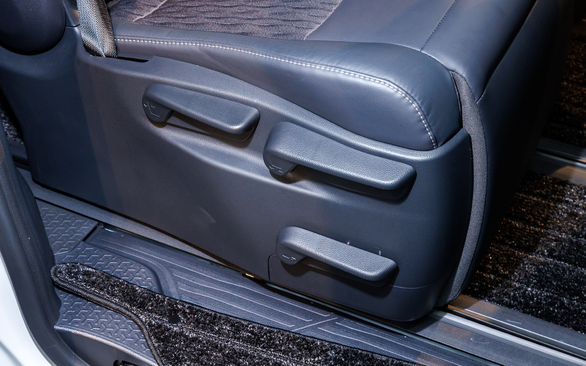 シートの操作部。各レバーは前後スライド（右上）、オットマン（右下）、リクライニング（左）