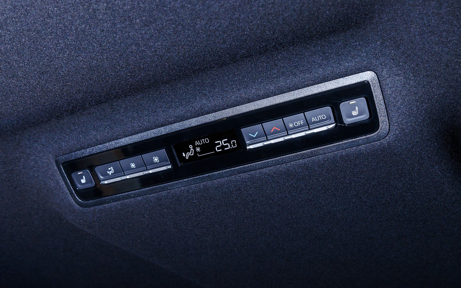 リアエアコンの操作部。シートヒーターのスイッチも