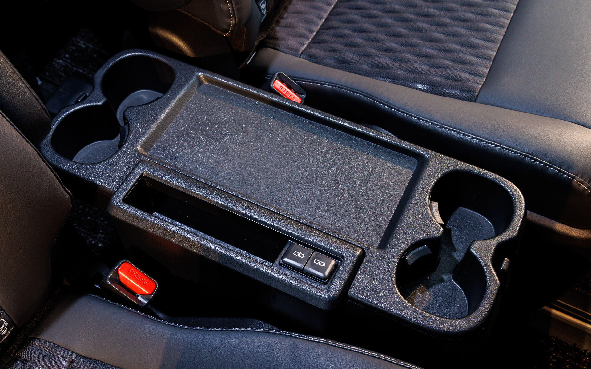 Z系グレードには折りたたみ式の大型サイドテーブルを装備