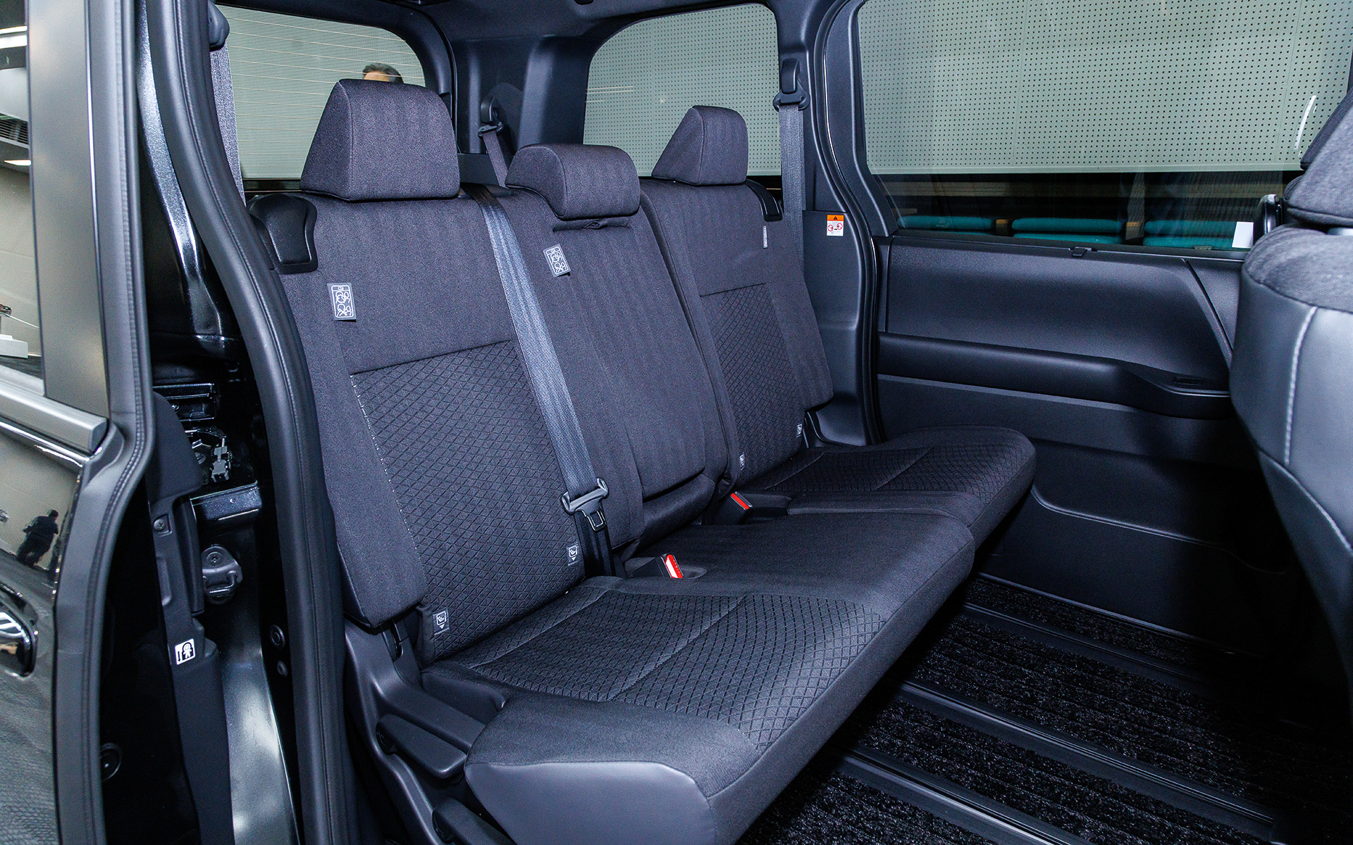 8人乗りの2列目はベンチシートになる