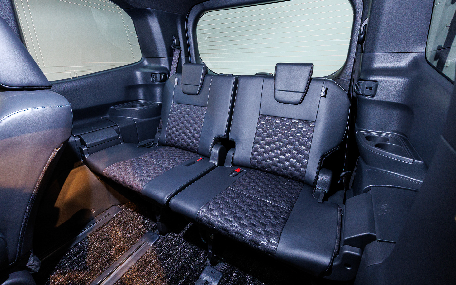 3列目シート。写真には映っていないが中央席用のヘッドレストもキチンと用意されている