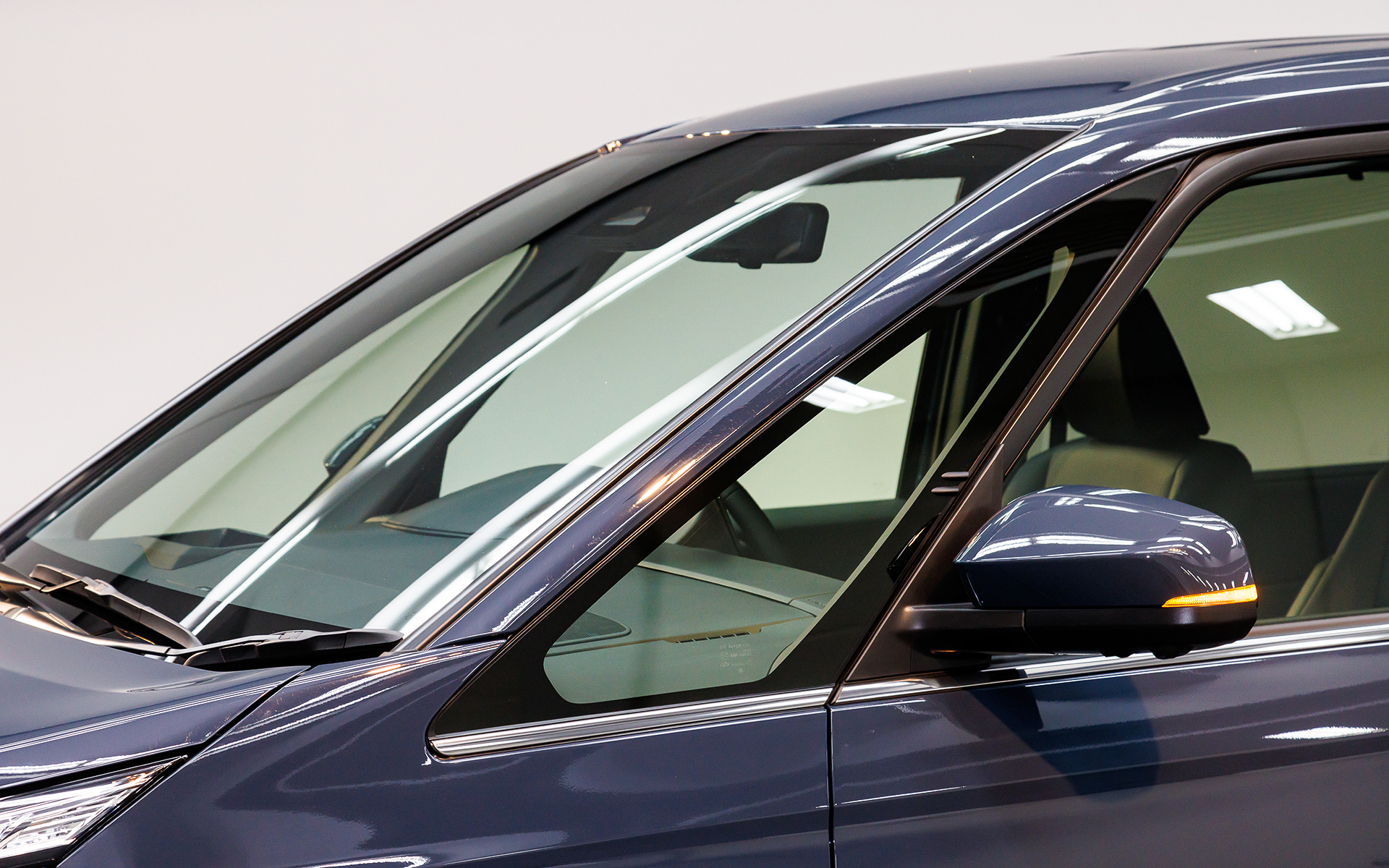 サブウィンドウを設けることで前方視界を確保