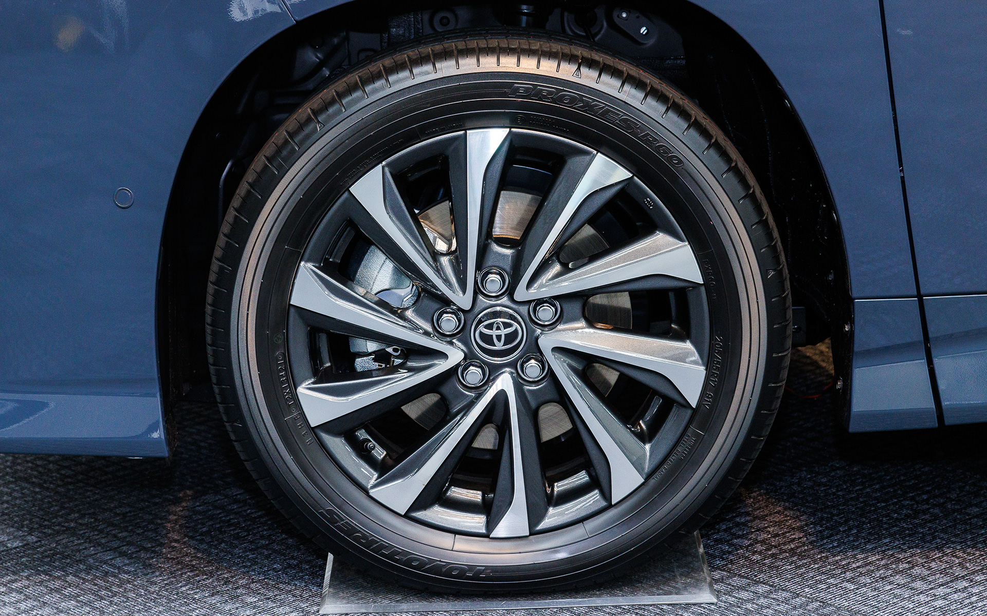 S-Zの2WD車は205/55R17タイヤを装着。そのほかは205/60R16になる