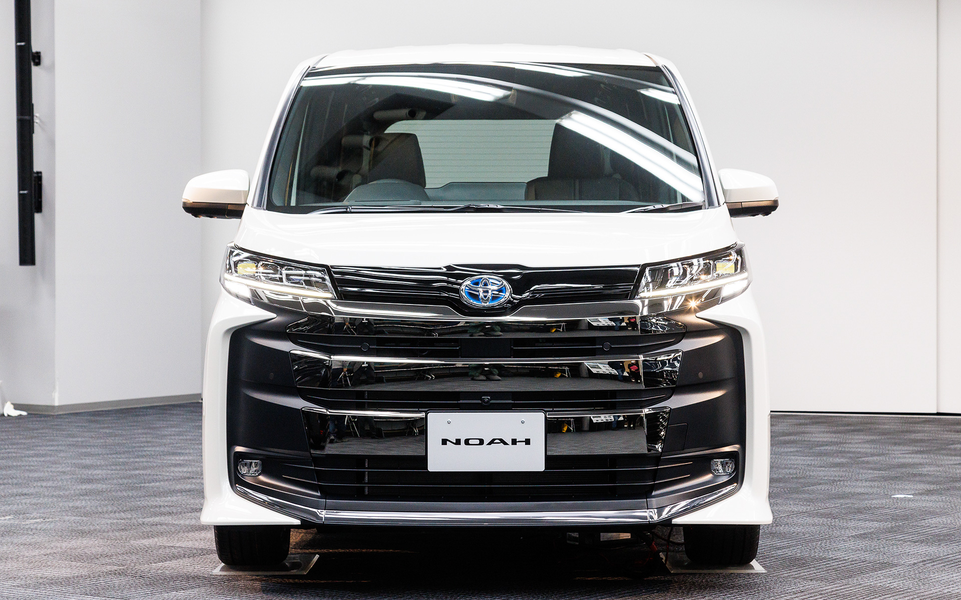 撮影車両はS-Z。ボディカラーはホワイトパールクリスタルシャイン