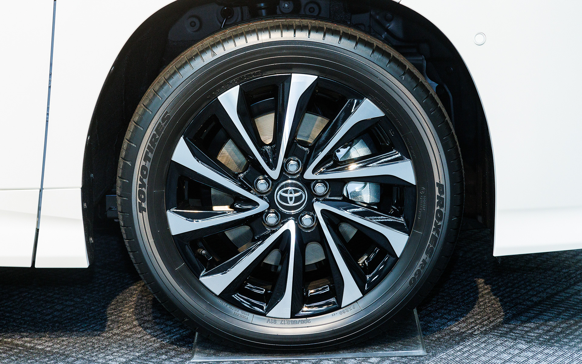 S-Zの2WD車のみ205/55 R17タイヤが標準。そのほかは205/60 R16