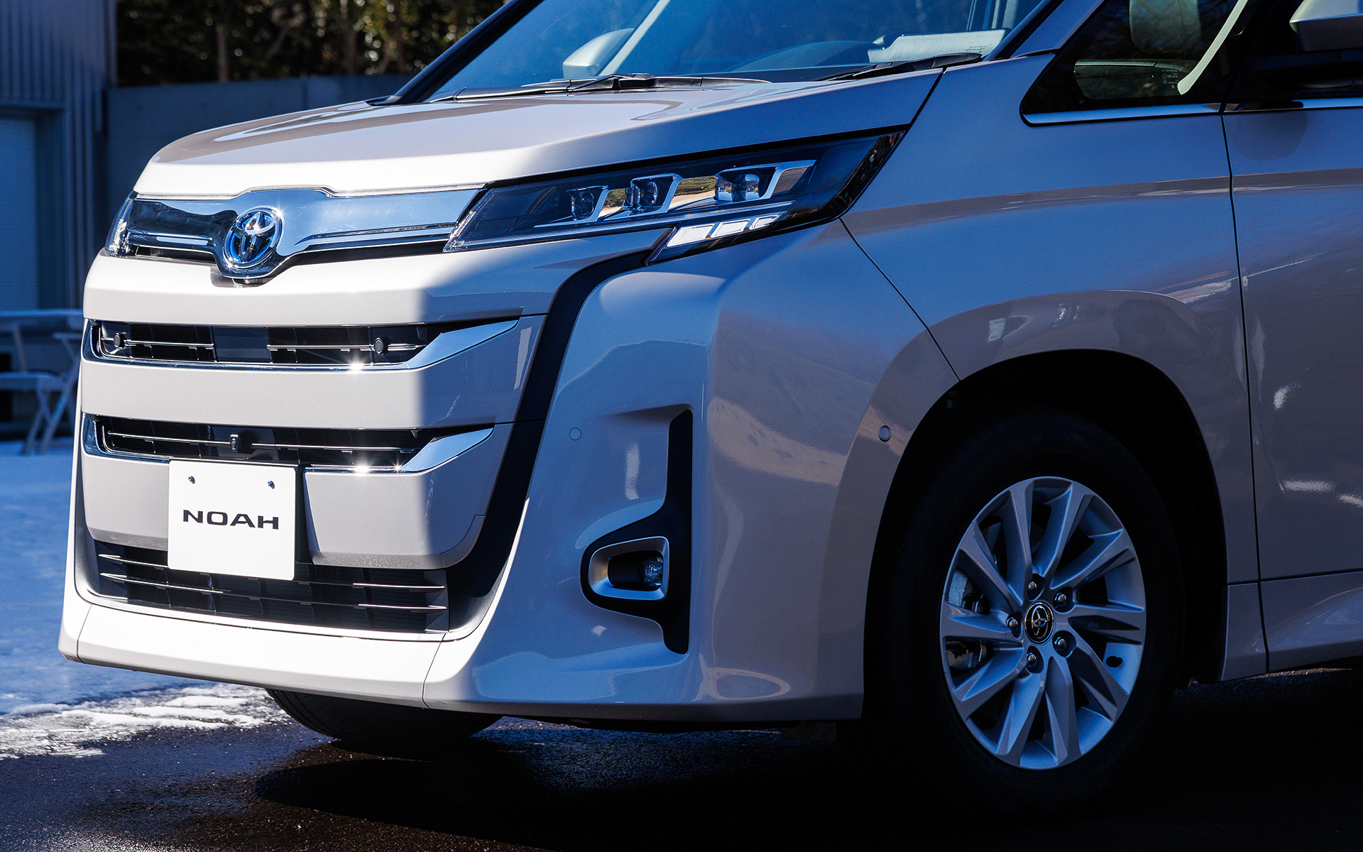 標準形グレードはグリルがボディ同色になる