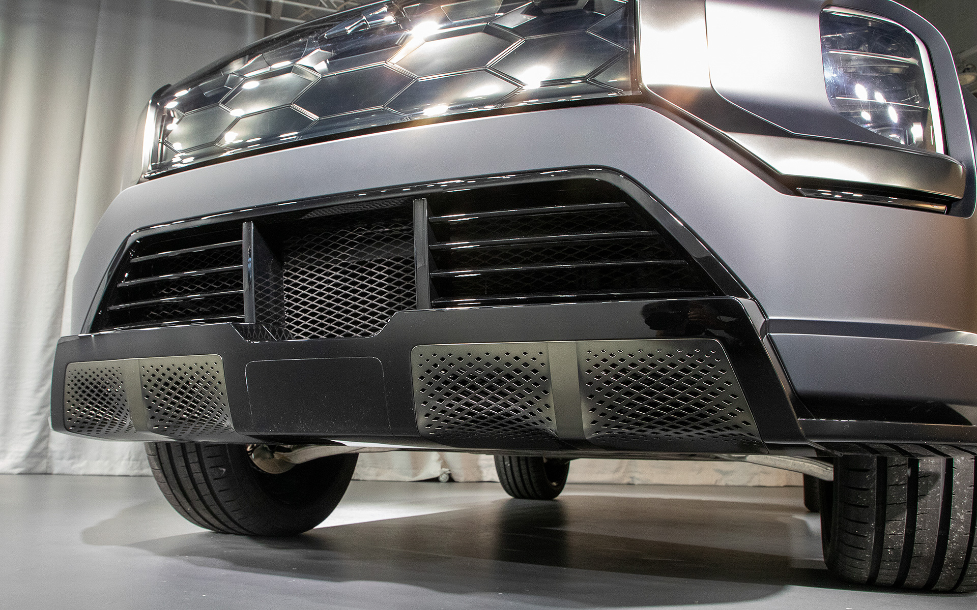 バンパー下部のパンチング処理の部分から入った走行風はフロア下に抜ける作り。その上にあるグリルにはエンジンが冷えているときは閉じる構造のラジエターシャッター付きを想定しているという