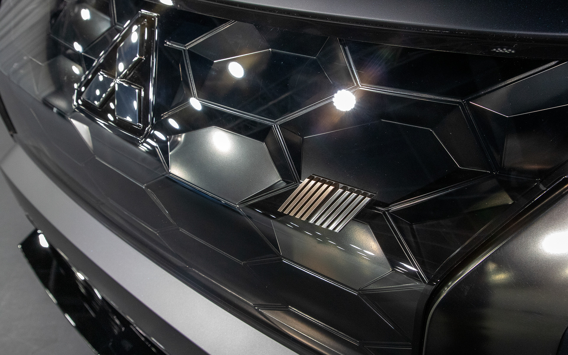 上段のグリルにはラリーアートのエンブレムが配された透明のカバーが装着される