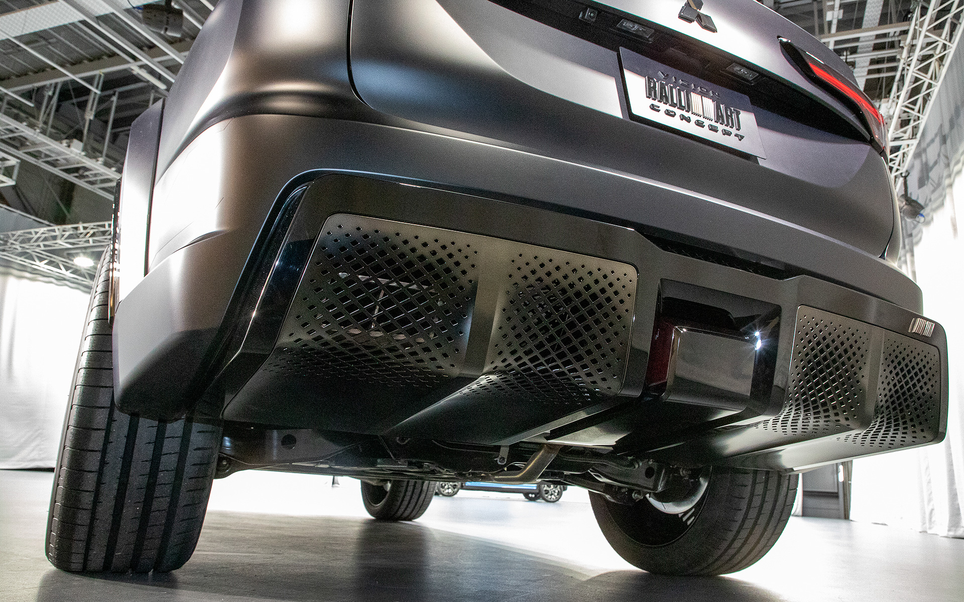 リアバンパー部。下部にディフューザー形状が盛りこまれている。中央には赤く光るバックフォグを内蔵