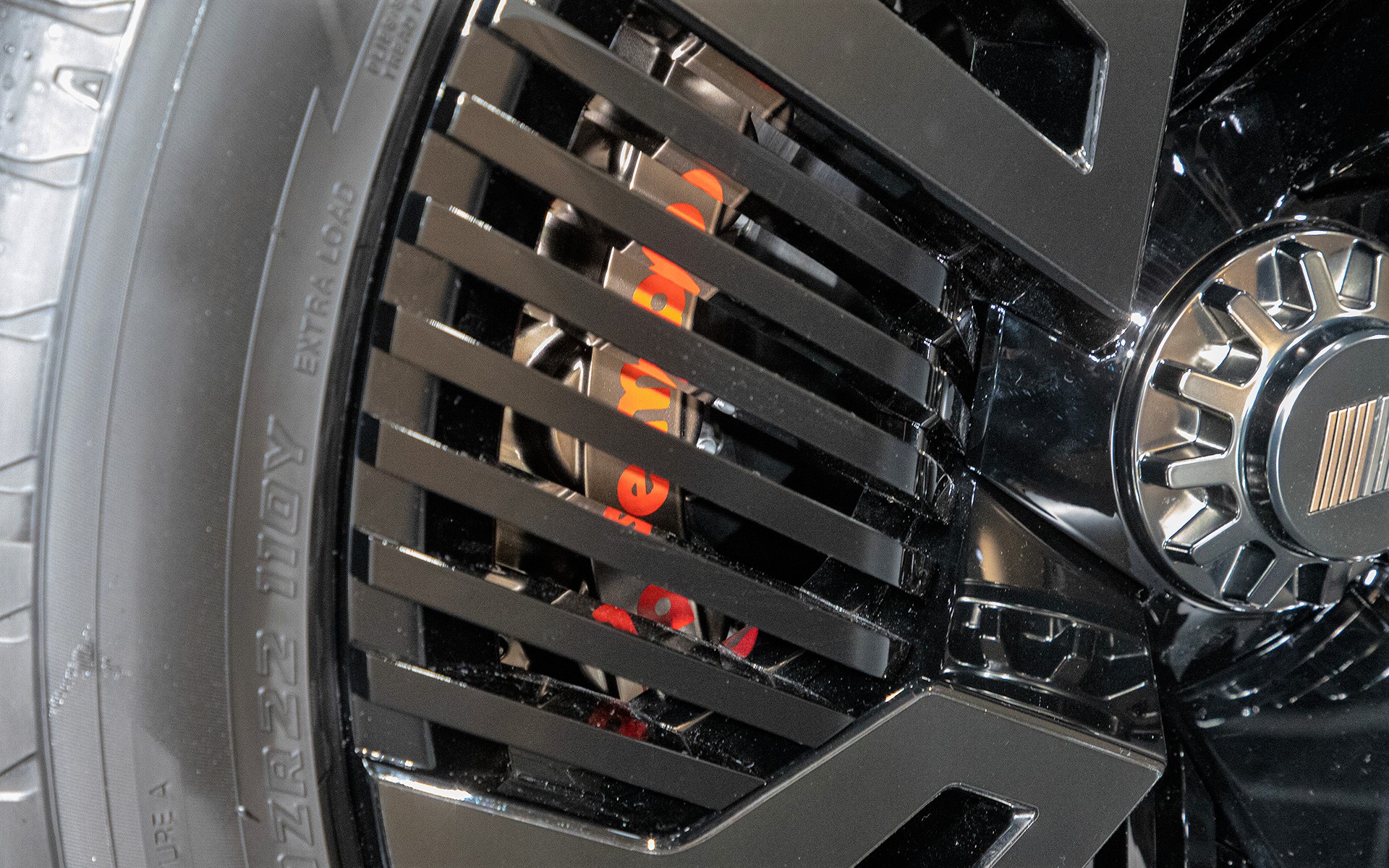 フロントホイールの隙間からブレンボ製の大型キャリパーが見える