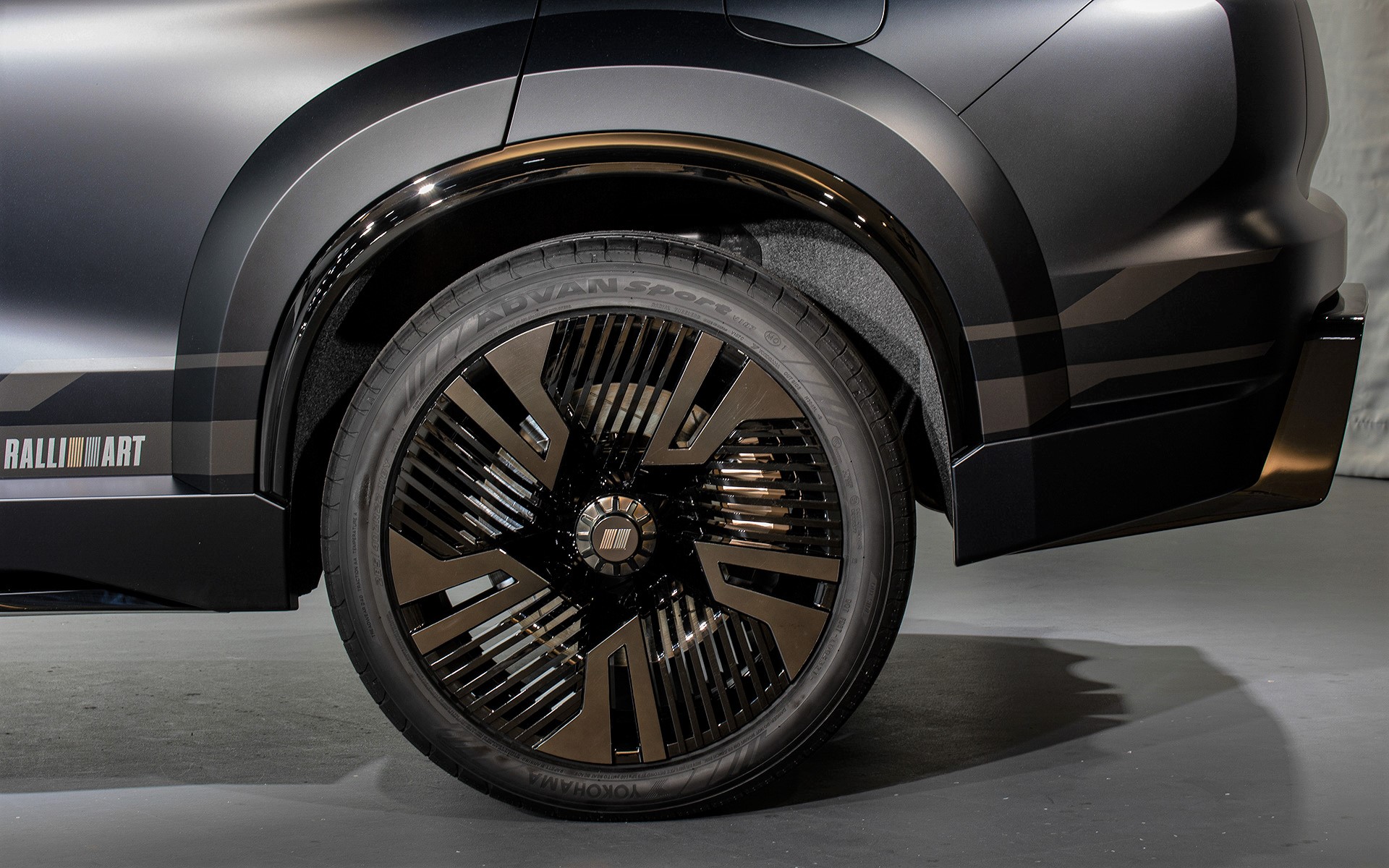 リアブレーキもスリットが入った大径ローターに交換されている