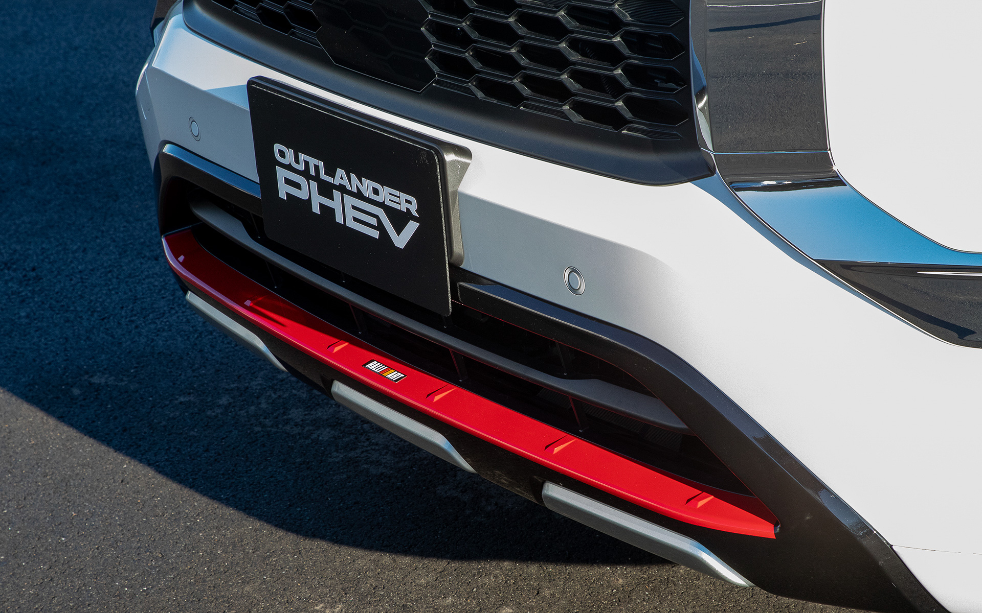 赤いアクセントカラーが入るフロントスキッドガーニッシュ（参考出品）